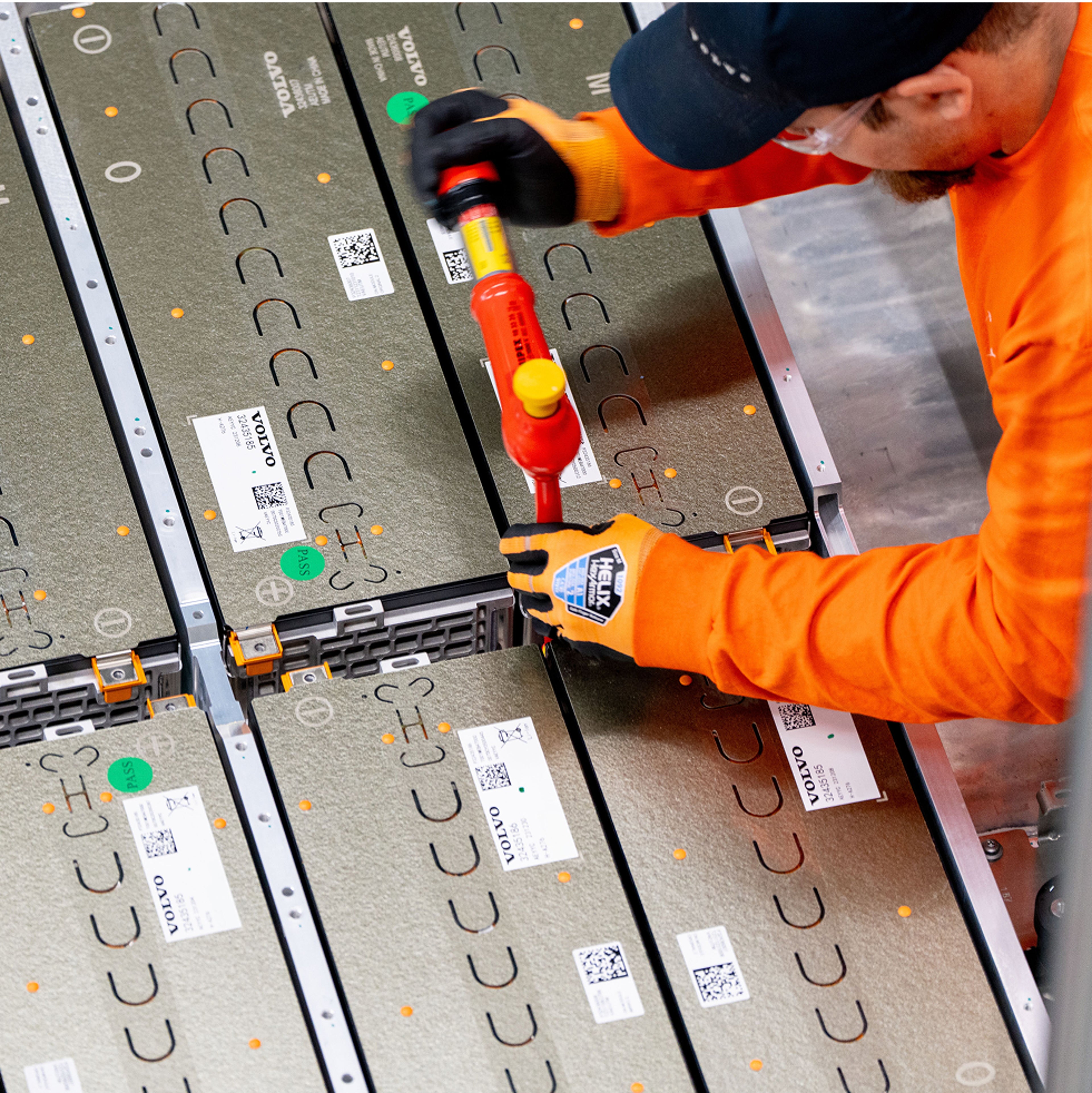 Technik montující ve výrobním závodě bateriové moduly pro elektrické vozy Volvo.