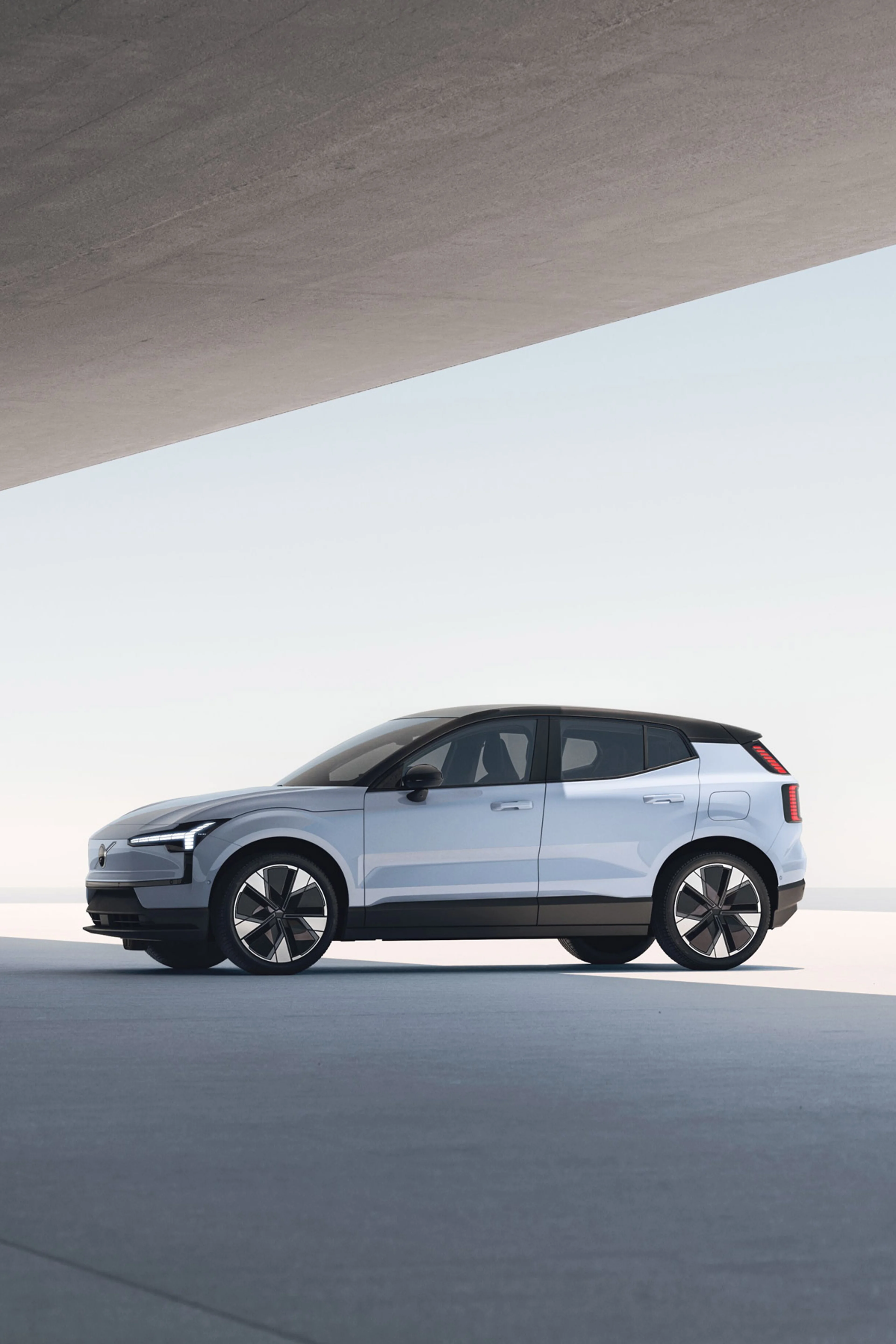 Volvo EX30 u boji Cloud Blue na parkiralištu.