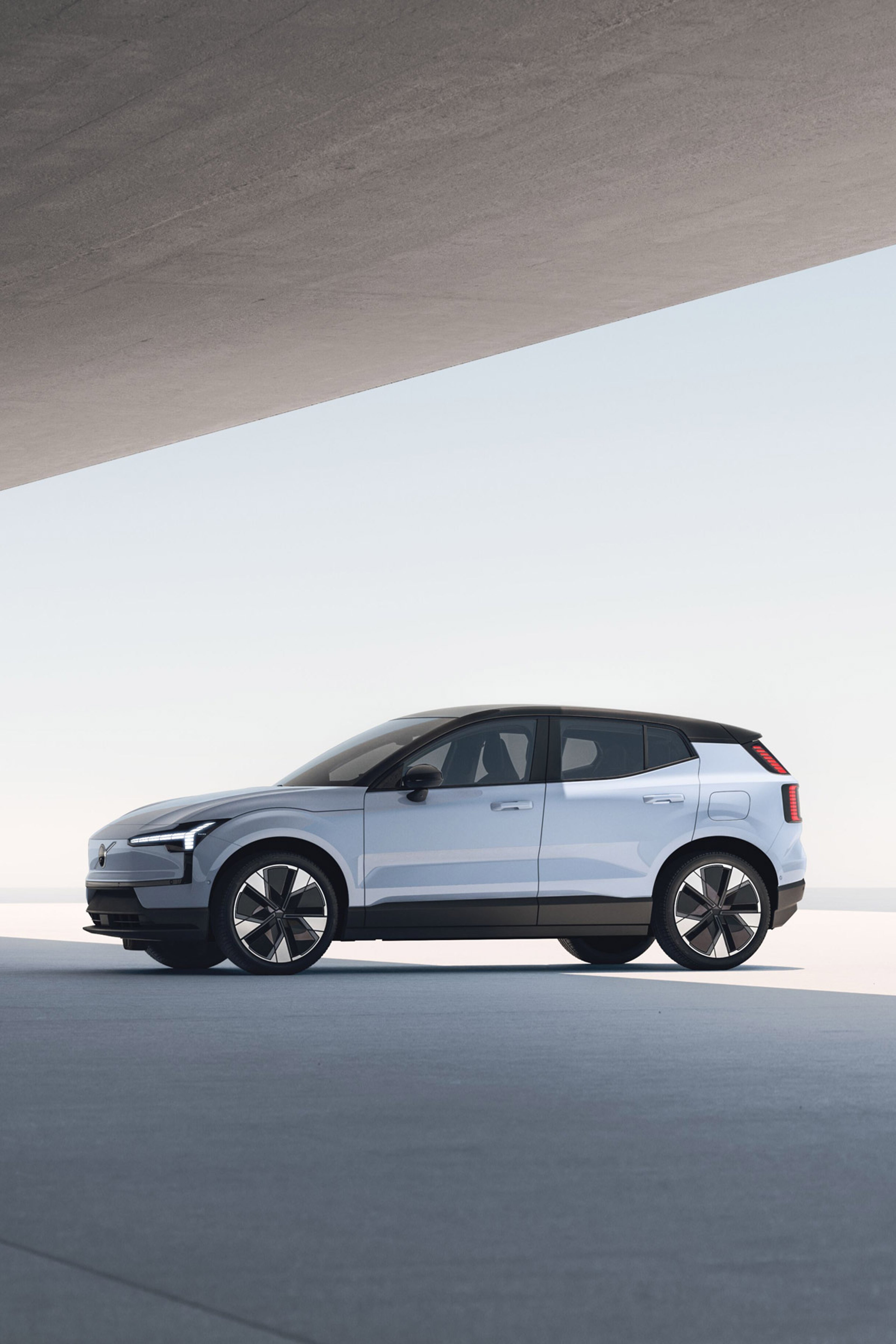 Volvo EX30 u boji Cloud Blue na parkiralištu.