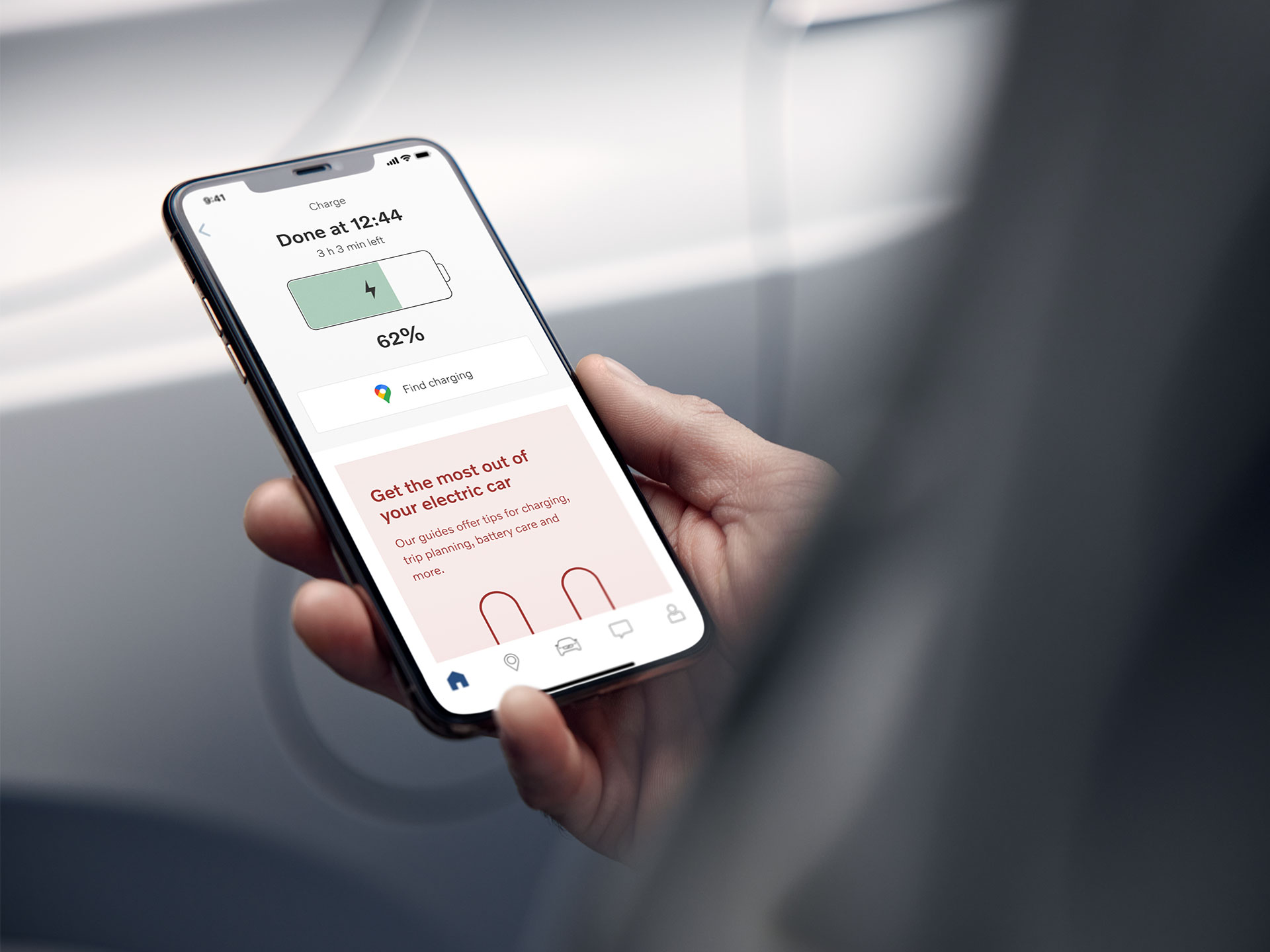 Nahaufnahme eines Smartphone-Bildschirms, der einem Volvo Fahrer den Ladestatus seines Autos zeigt, wie er in der Volvo Cars App angezeigt wird.