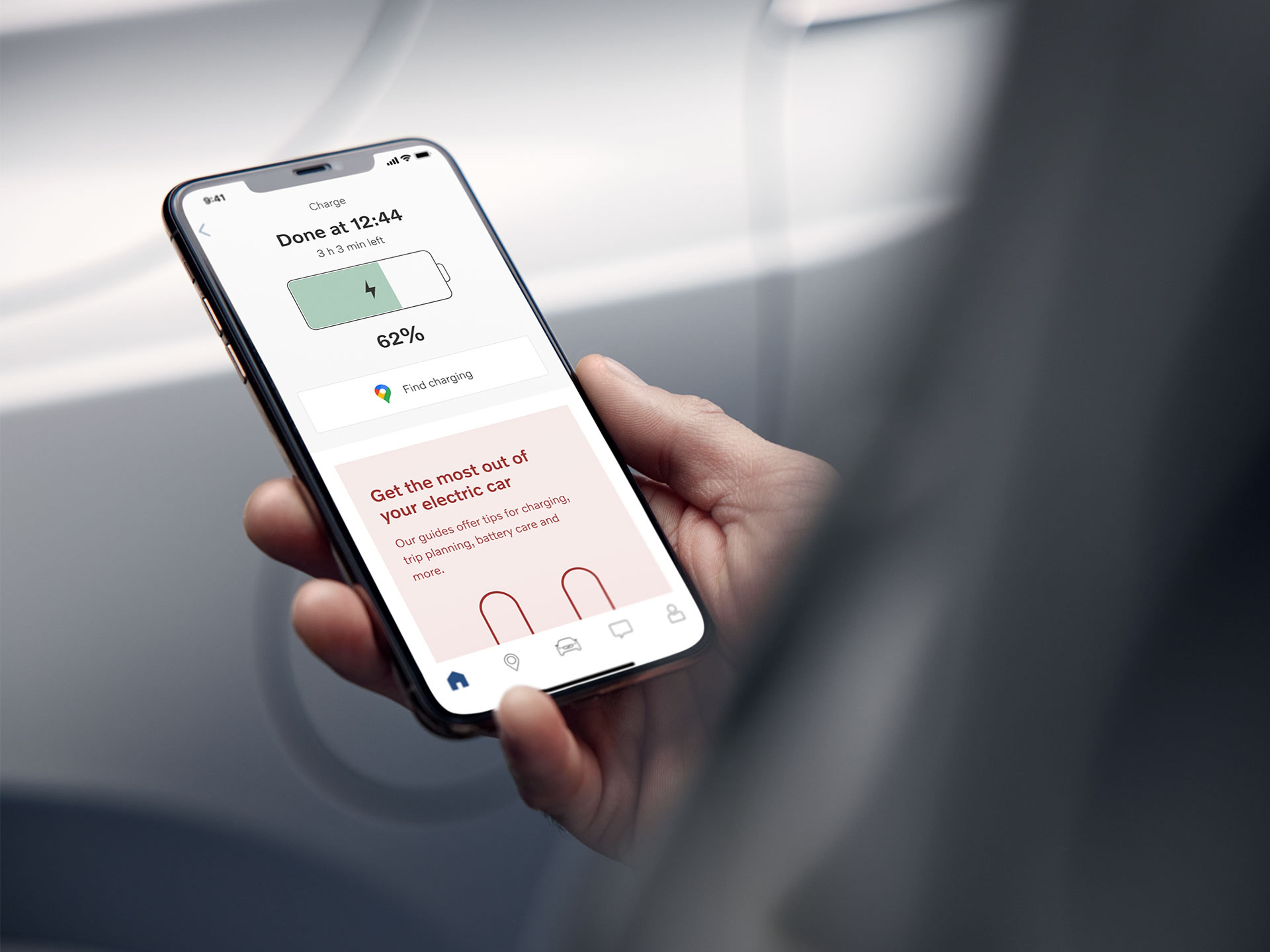 Acercamiento de la pantalla de un teléfono inteligente que muestra a un conductor de Volvo el estado de carga de su vehículo según aparece en la Volvo Cars app.