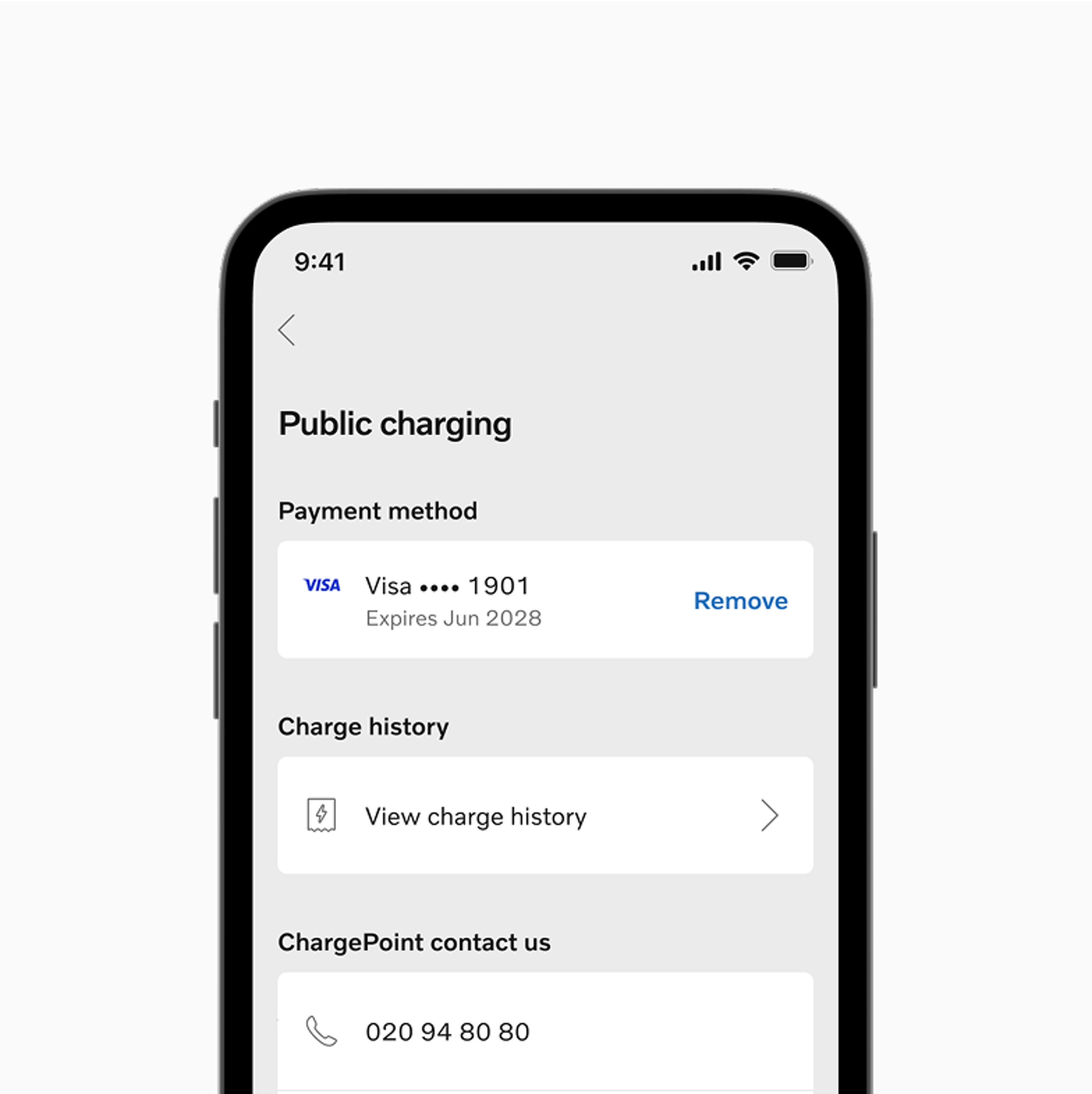 Vue intégrée de l’interface de l’application Volvo Cars indiquant le temps de charge disponible avec le chiffre de la batterie, le niveau de batterie cible, la limite d’ampérage et la programmation manuelle avec un choix de basculement « activé » ou « désactivé ».