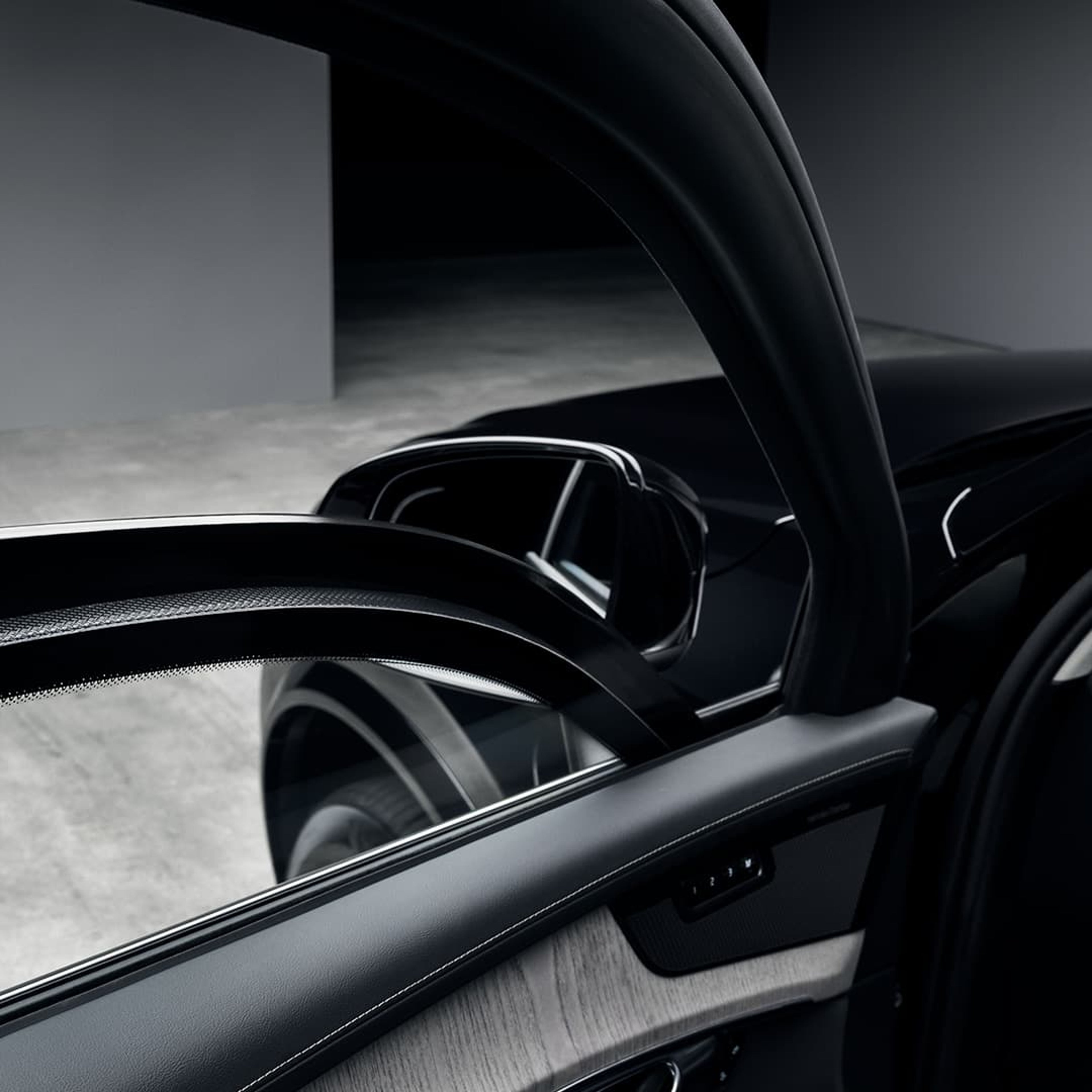 Vue détaillée de la fenêtre de la portière avant gauche, partiellement abaissée, montrant l'épaisseur du verre feuilleté d'une Volvo blindée légère.