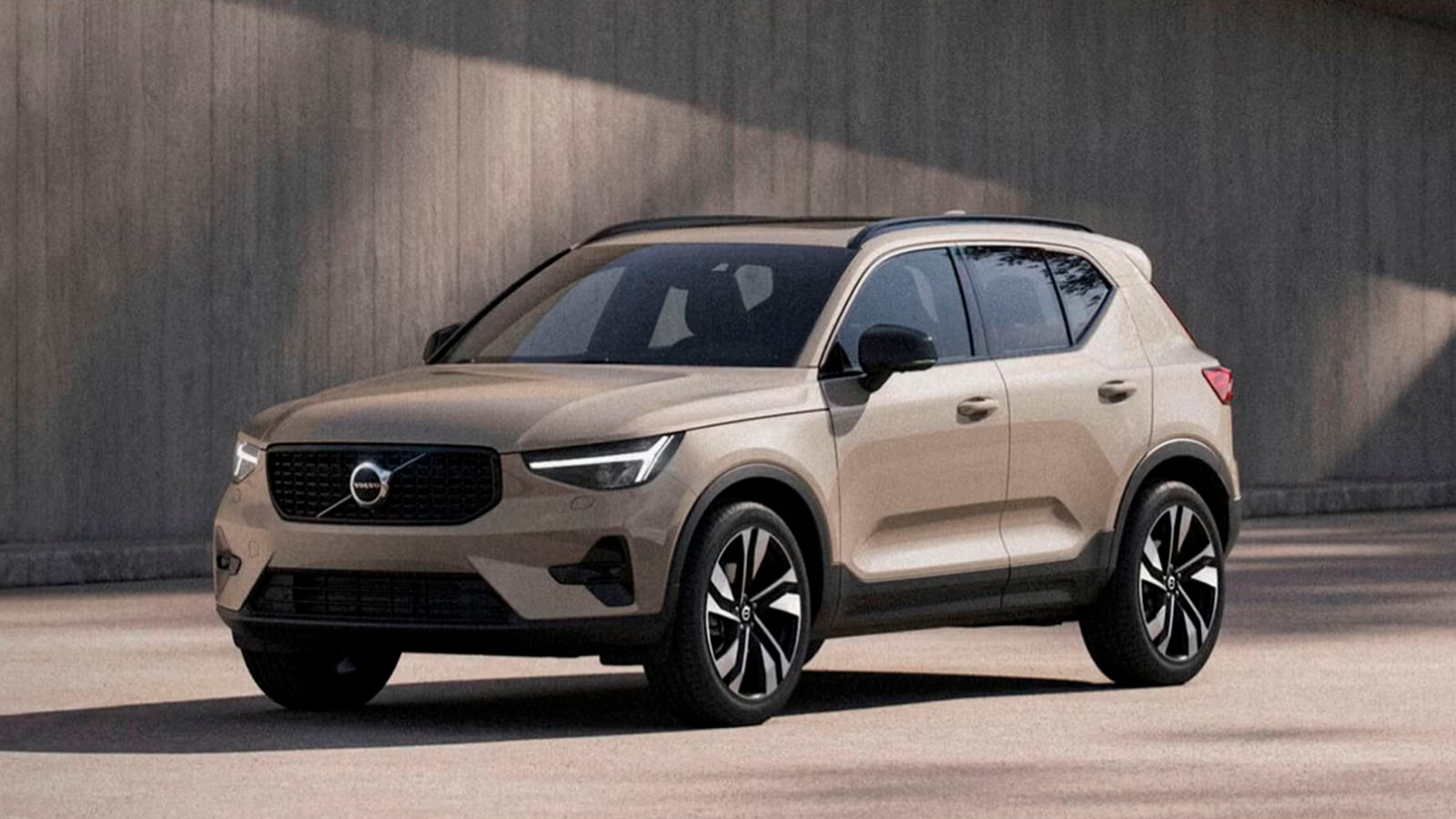 Volvo XC40 en un patio bajo la luz del sol en una vista lateral destacando sus líneas aerodinámicas.