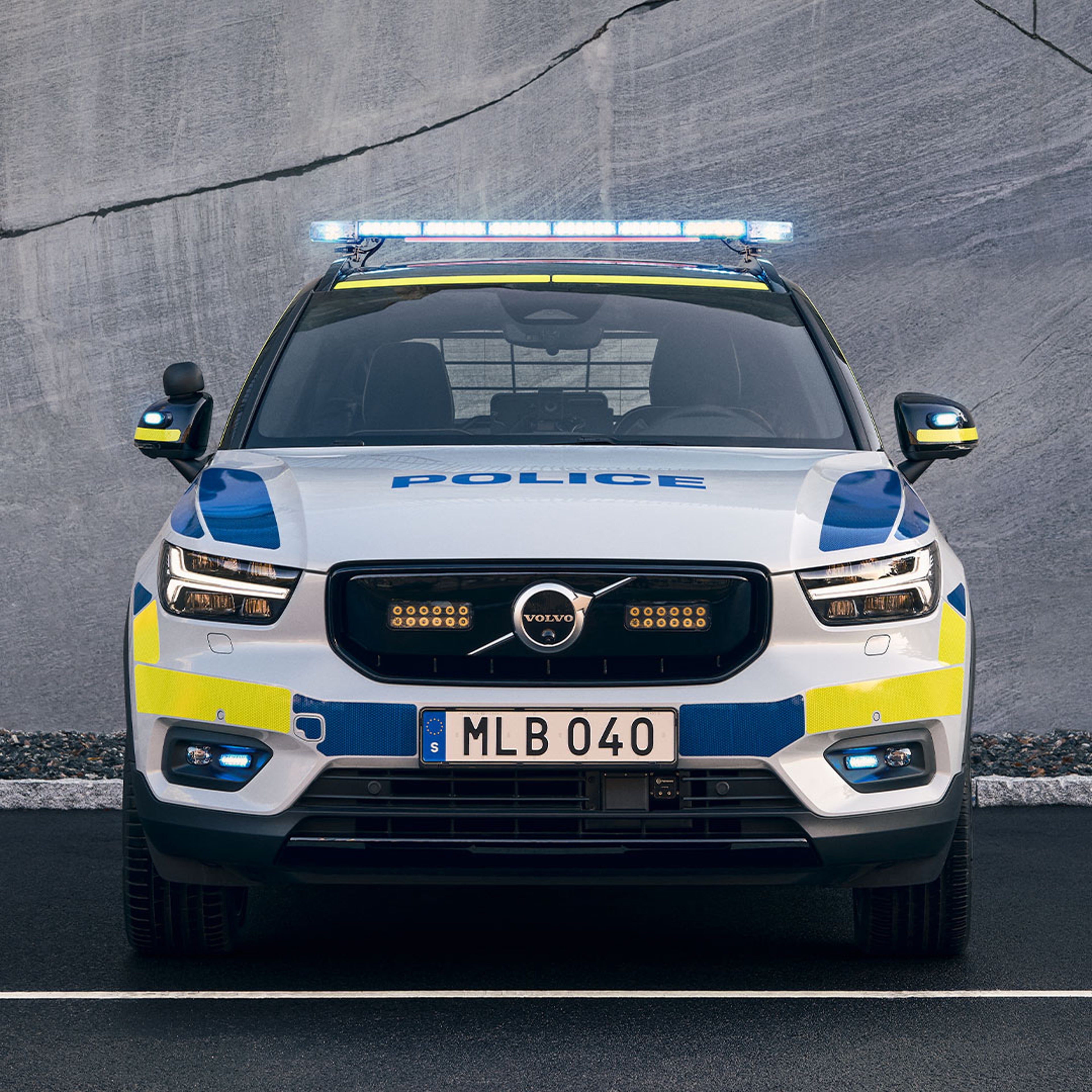 Vooraanzicht van de volledig elektrische XC40 politieauto.