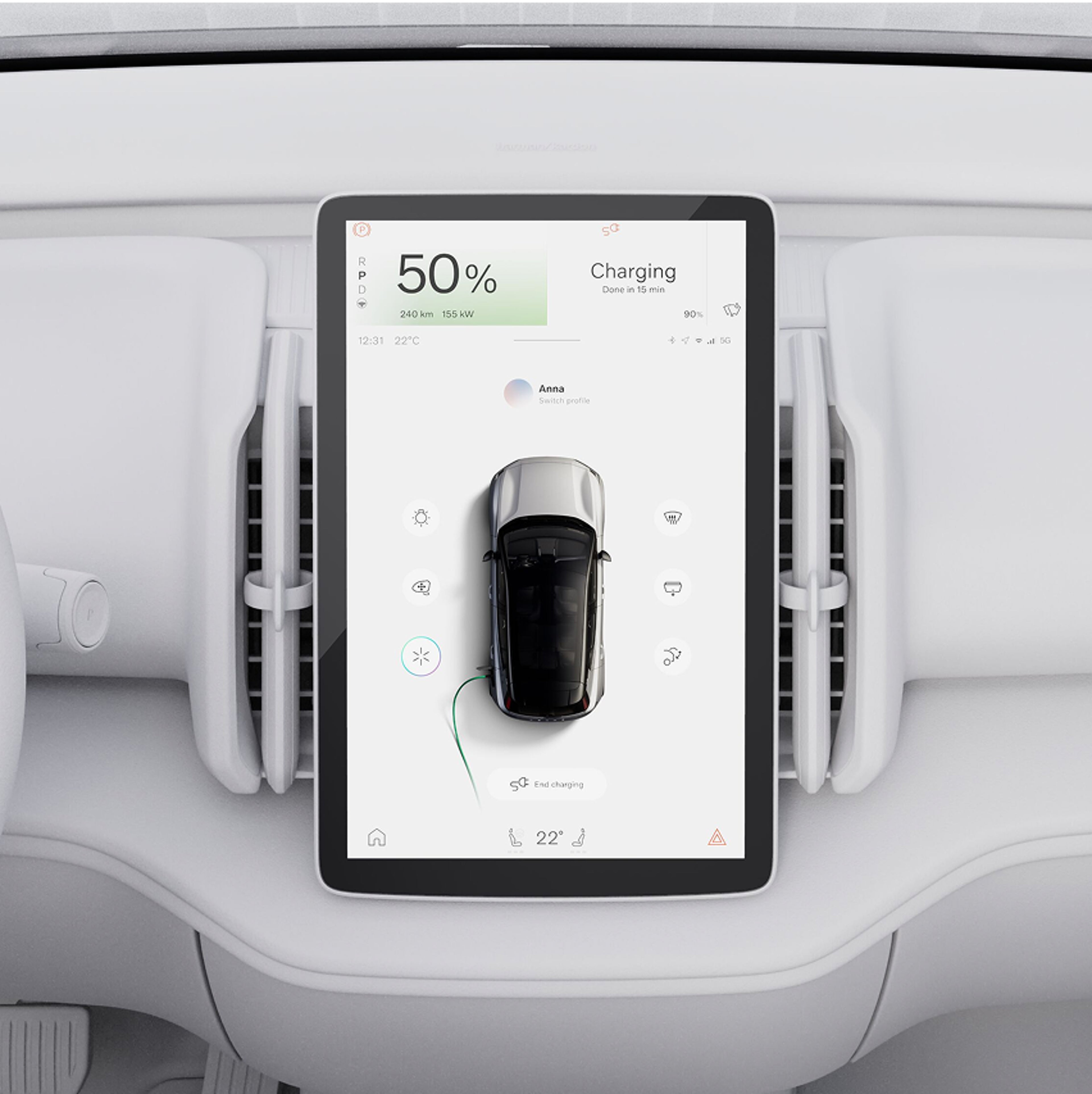 Displej infotainment systému Volvo zobrazující stav nabíjení 50 % a odhadovaný čas dokončení nabíjení.
