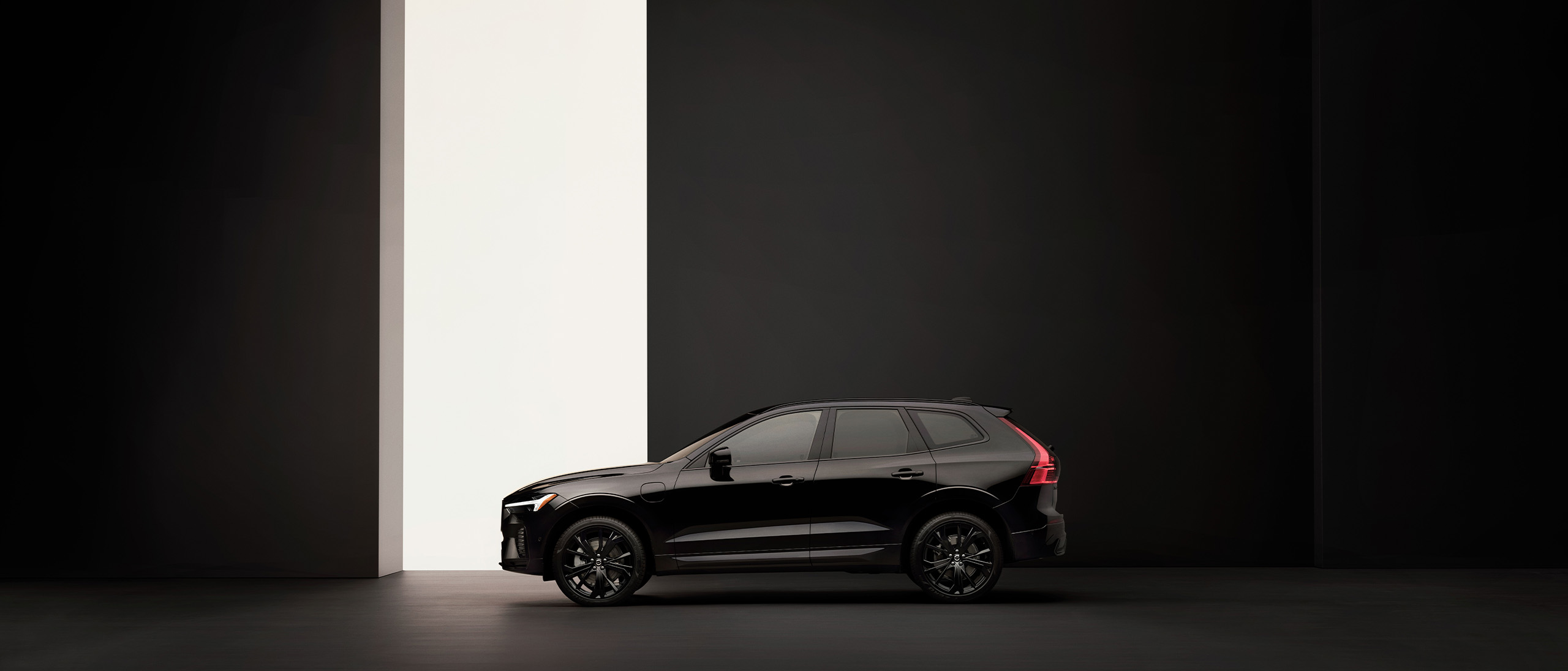   A video showing the exterior of  a Volvo XC60 Black edition