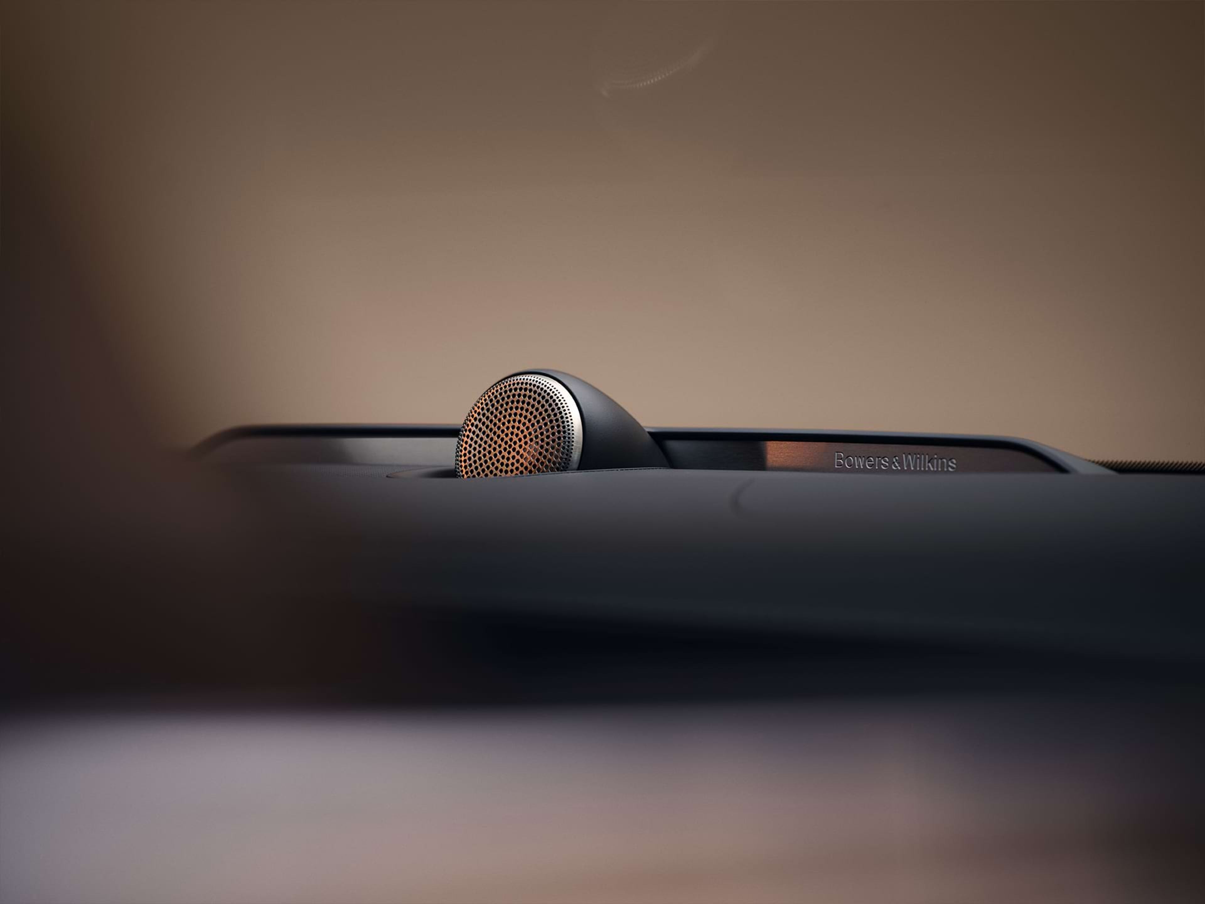Volvo 세단 오디오 시스템의 일부인 Bowers & Wilkins 스피커 클로즈업.