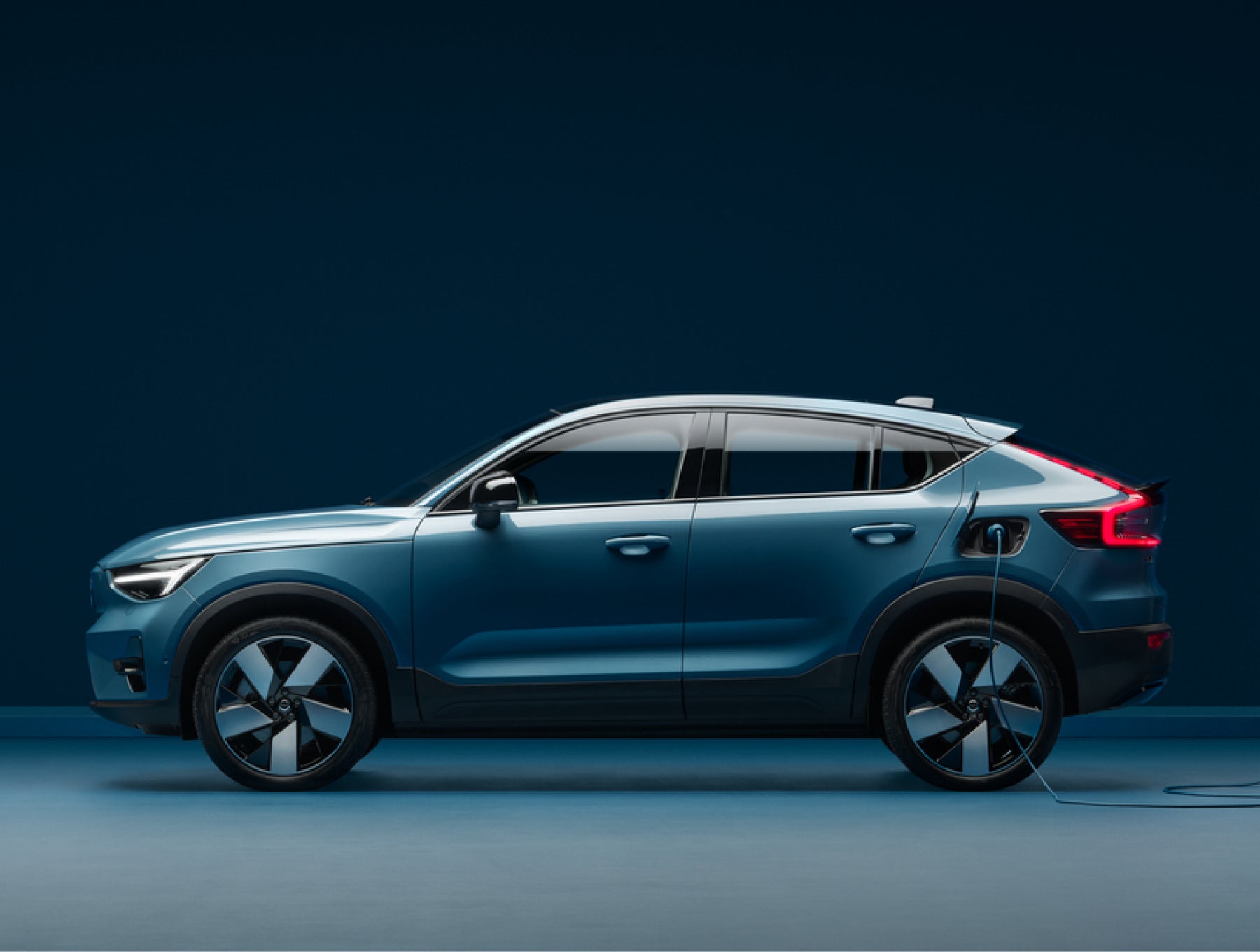 Perfil lateral de um Volvo C40 Recharge azul.