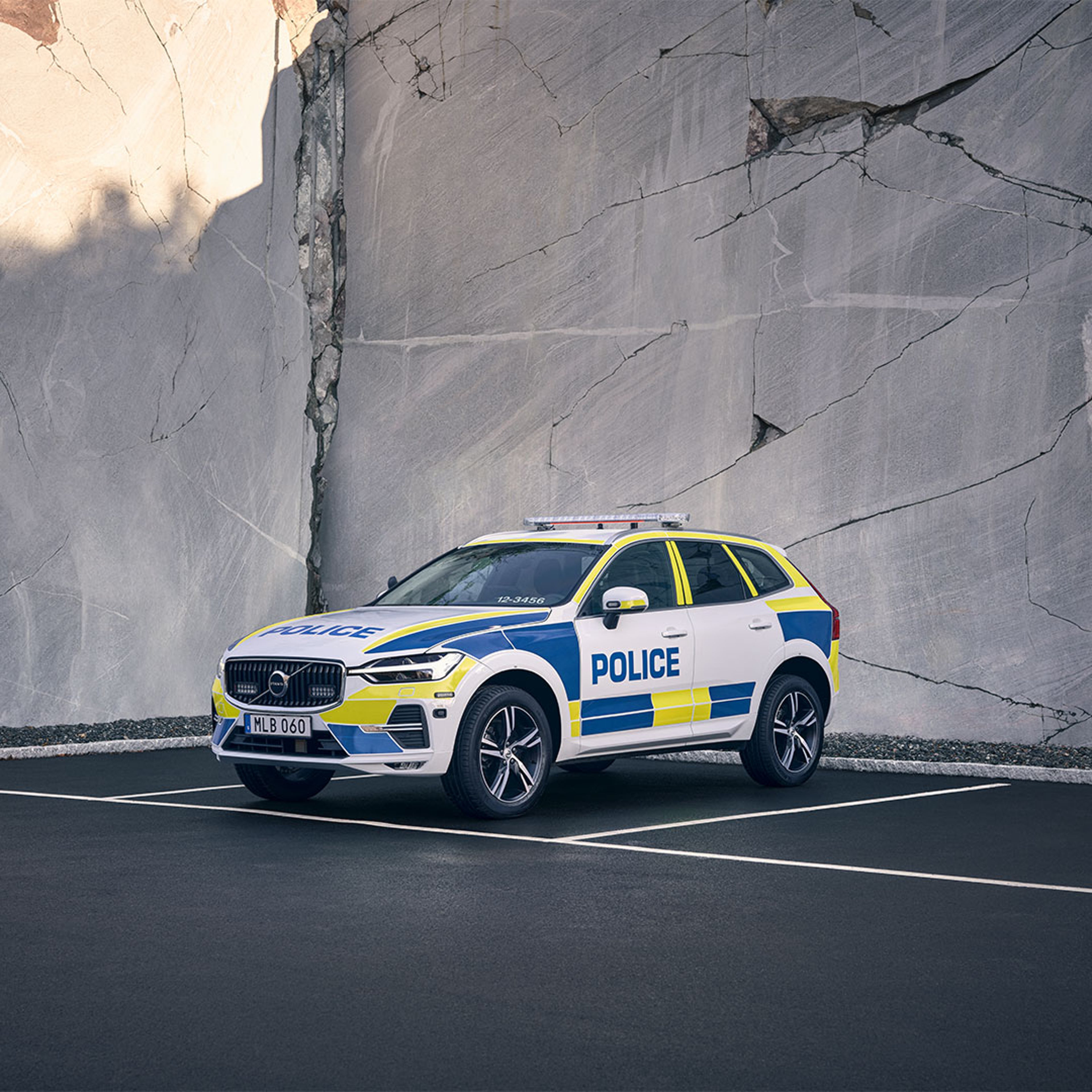 De XC60 politieauto op een parkeerplaats.