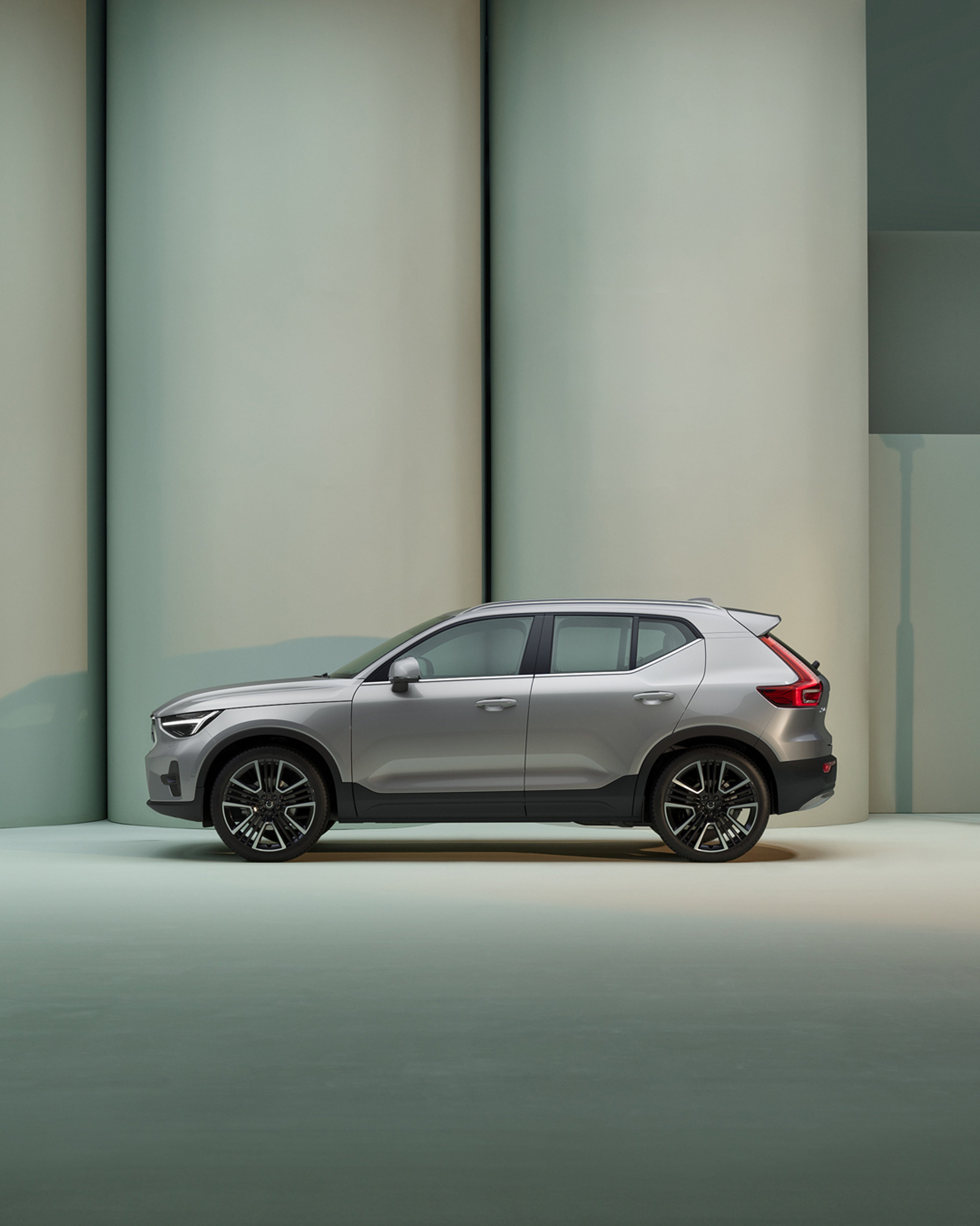The side profile of a Volvo XC40 SUV