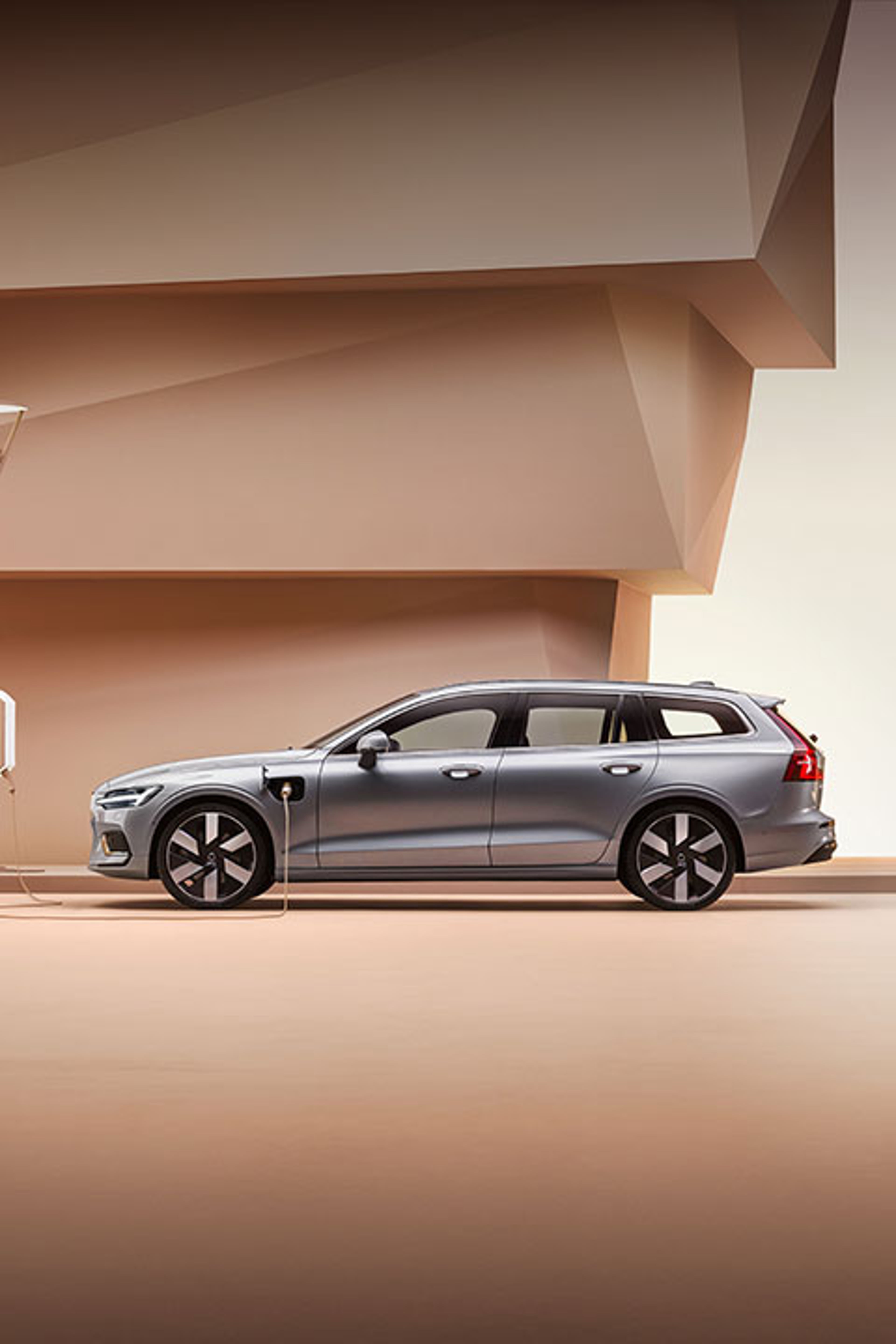 Break V60 Hybride rechargeable vu de côté dans un décor moderne et branché