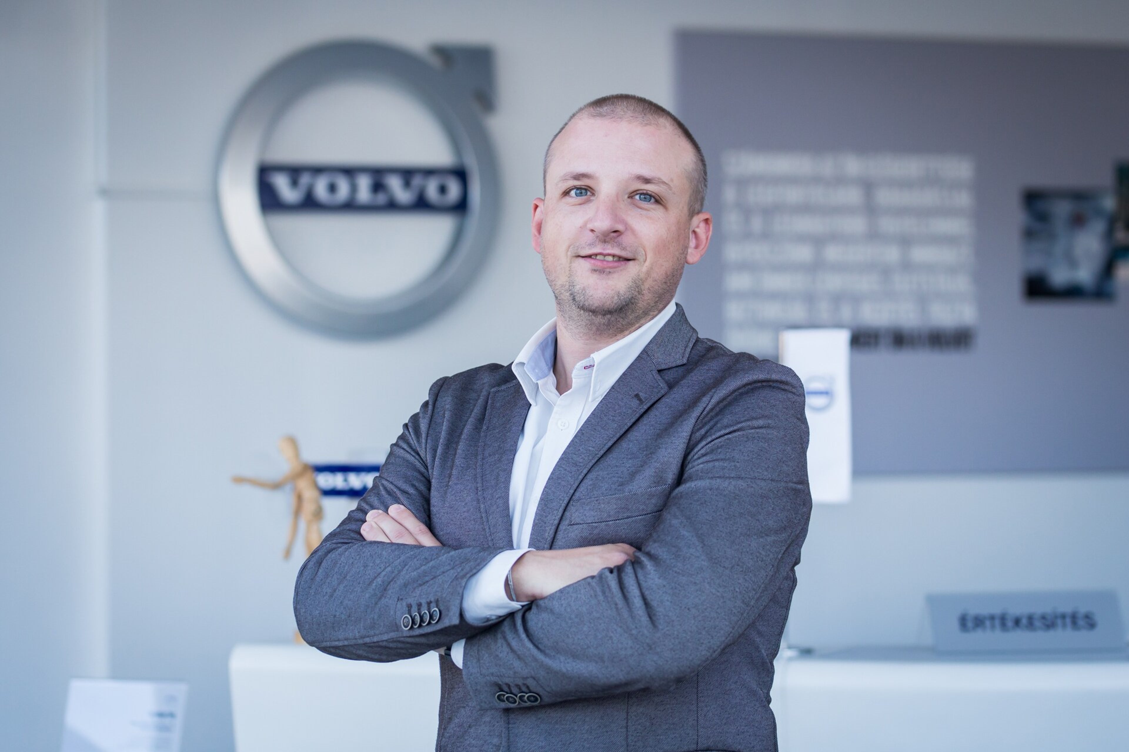 Vela Autó kereskedésének vezetője