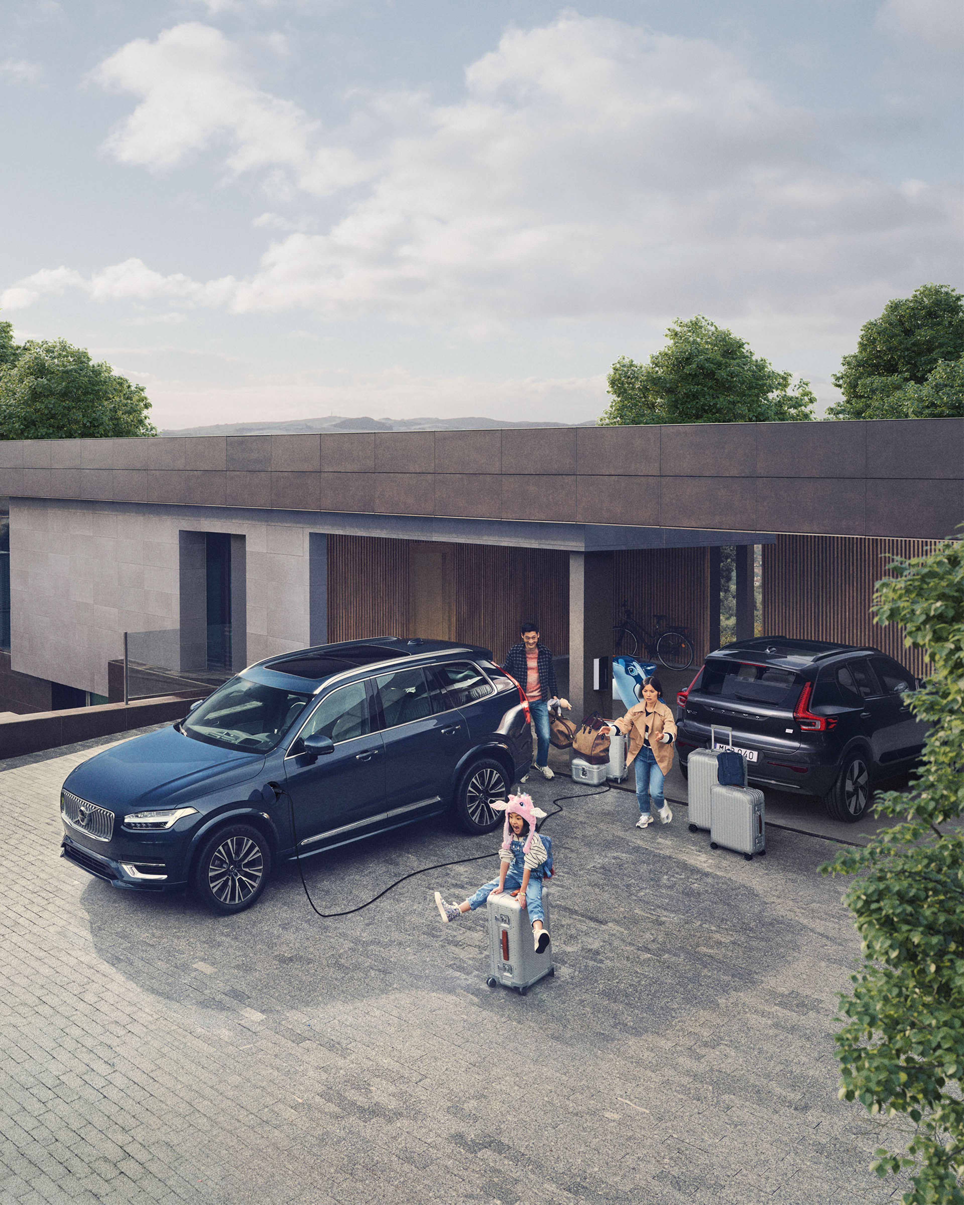 Volvo Customer Experience Statement - Family charging a car in a driveway