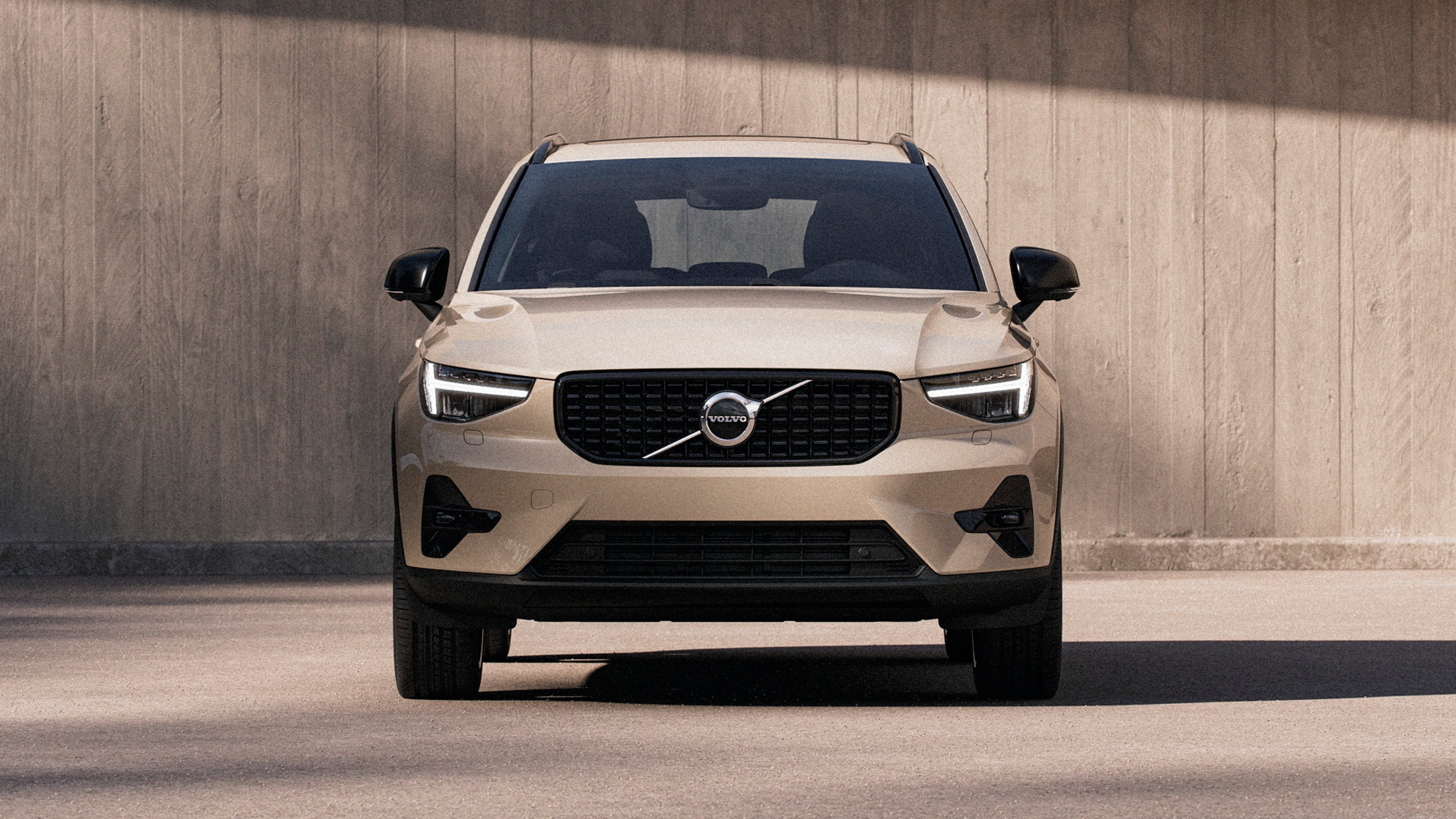 Volvo XC40 przodem przy budynku