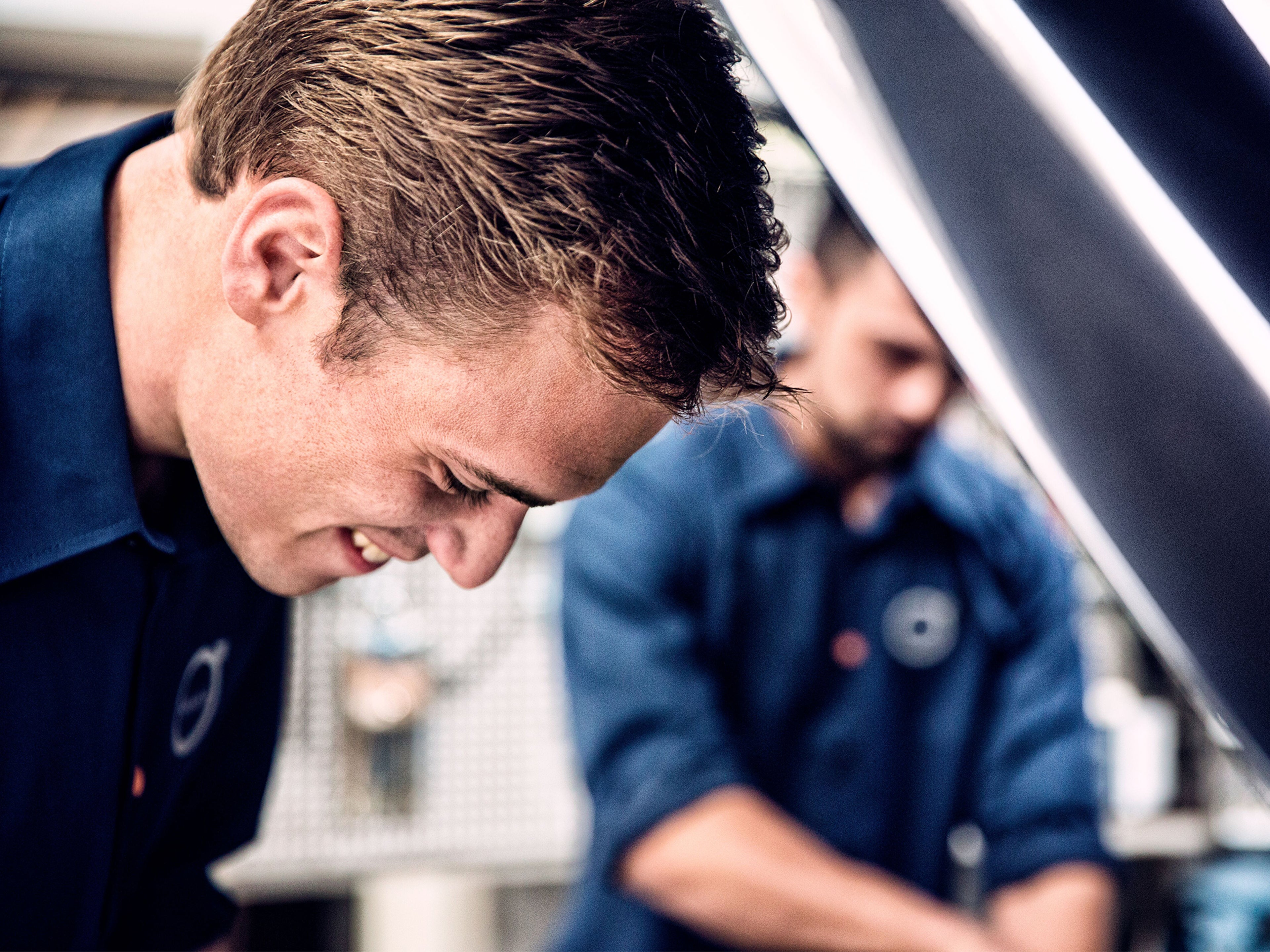 En personlig servicetekniker smiler og ser ned