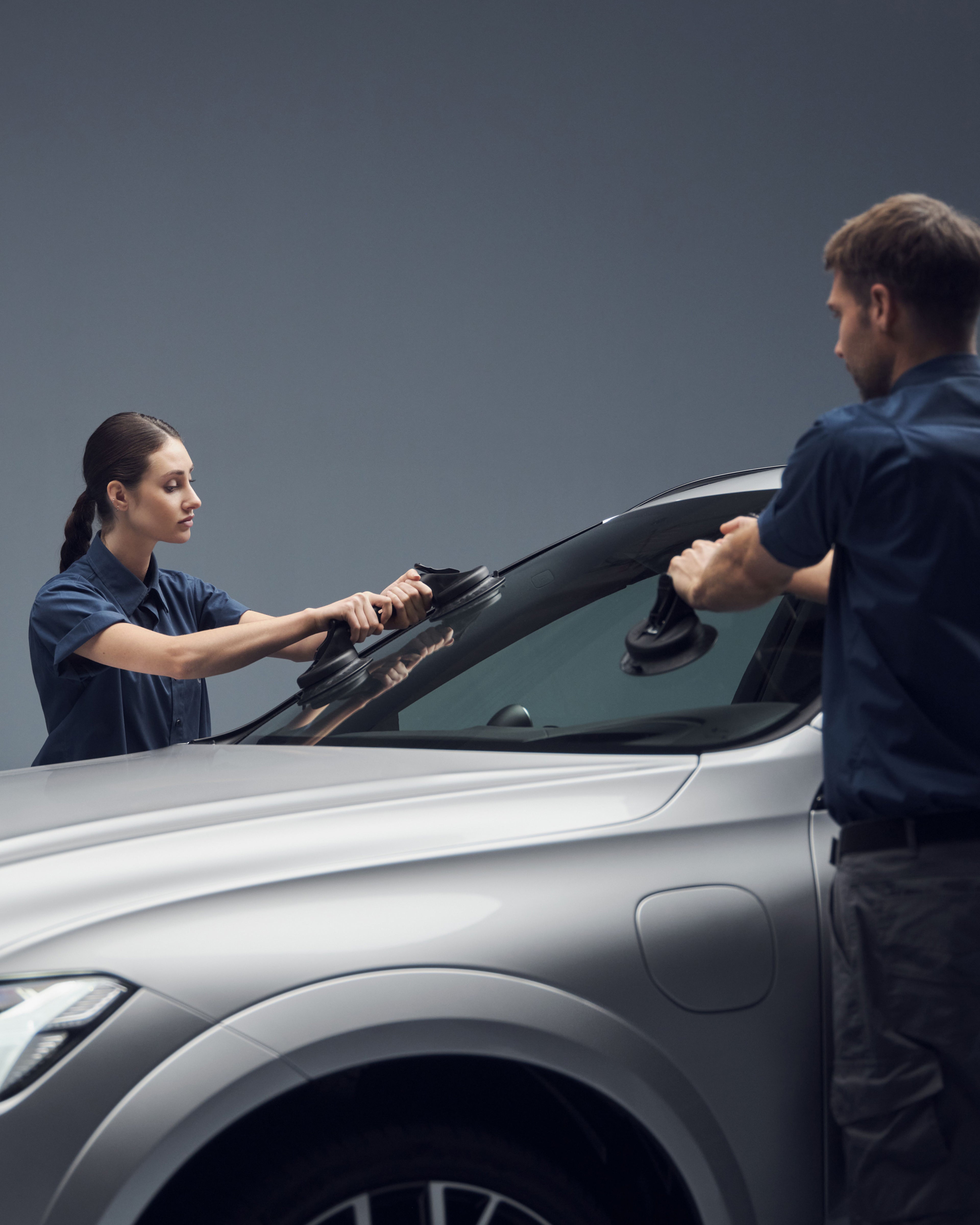 Volvo servicetekniker byter vindruta