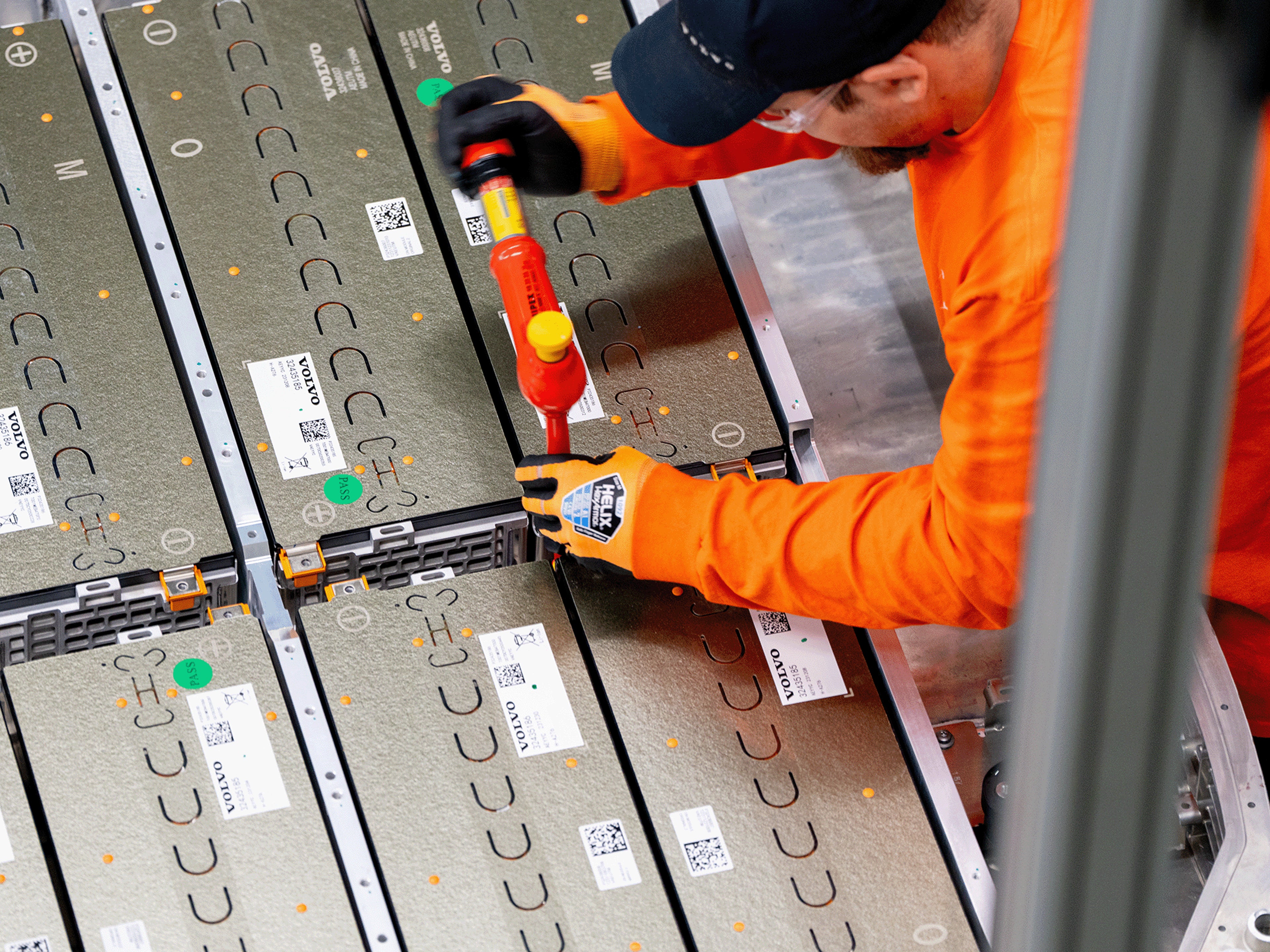 Arbeit mit Volvo Batterien.