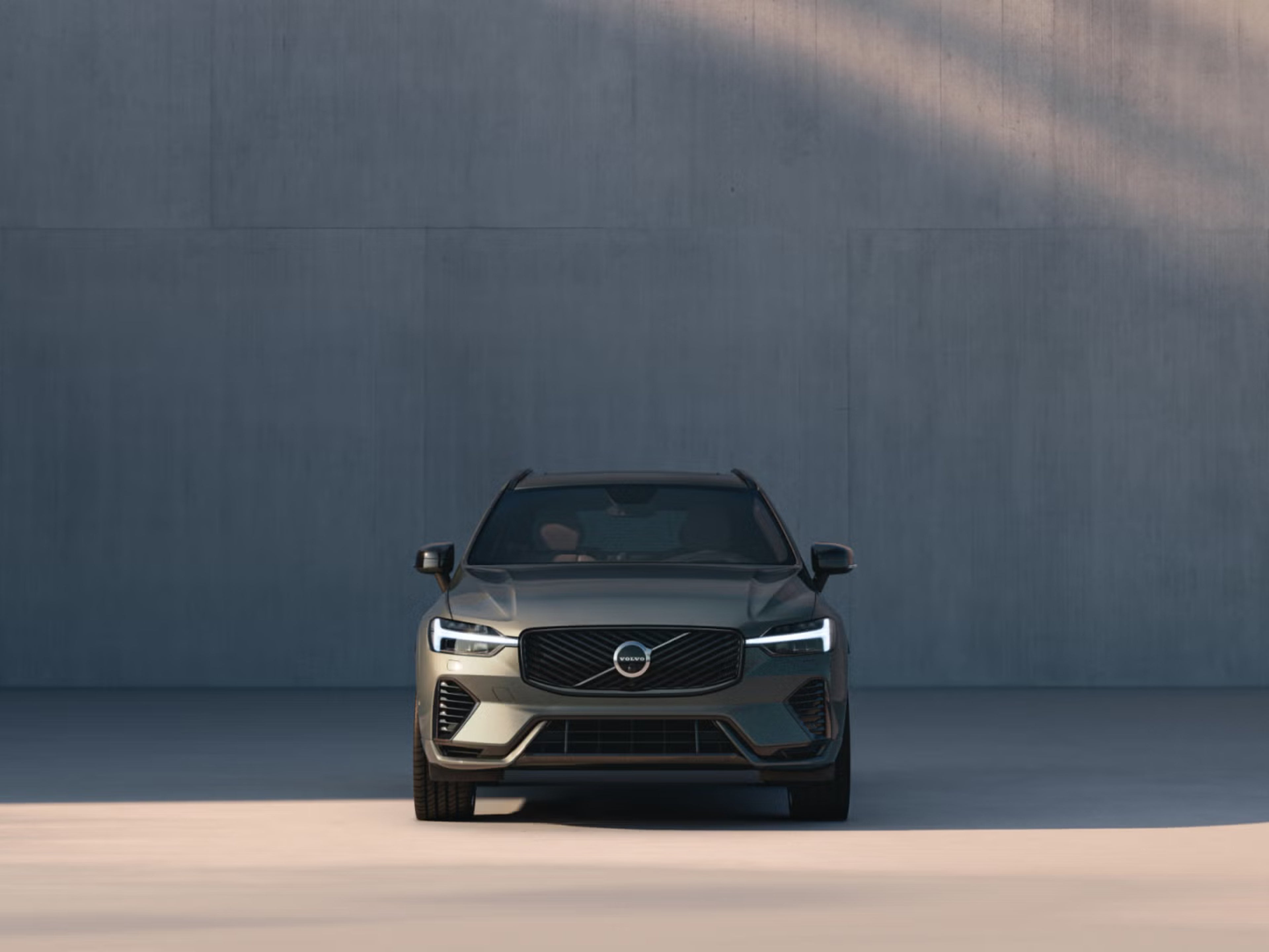 Front view of XC60 in front of shadowy concrete wall
