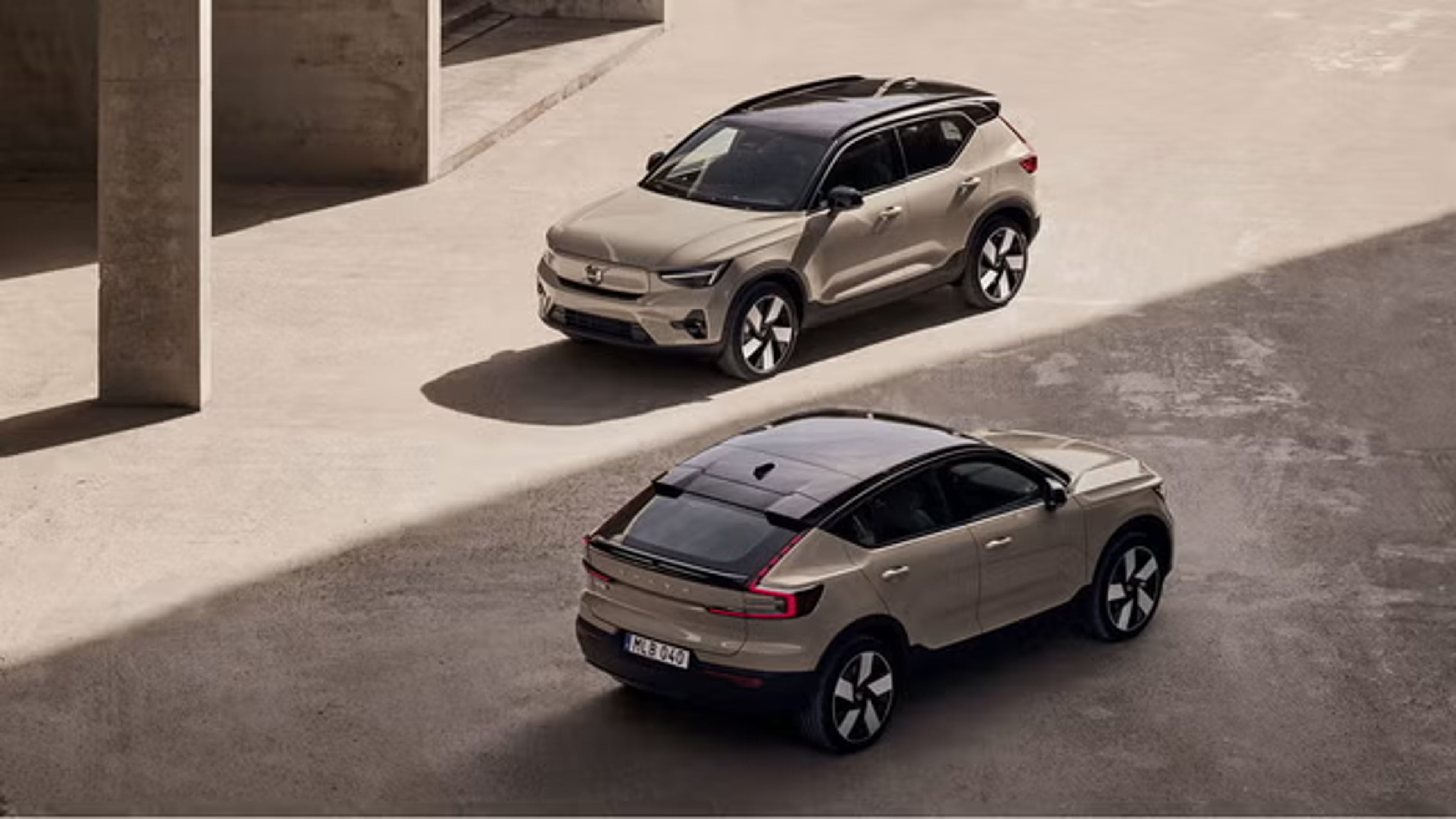 Dwa samochody Volvo na placu