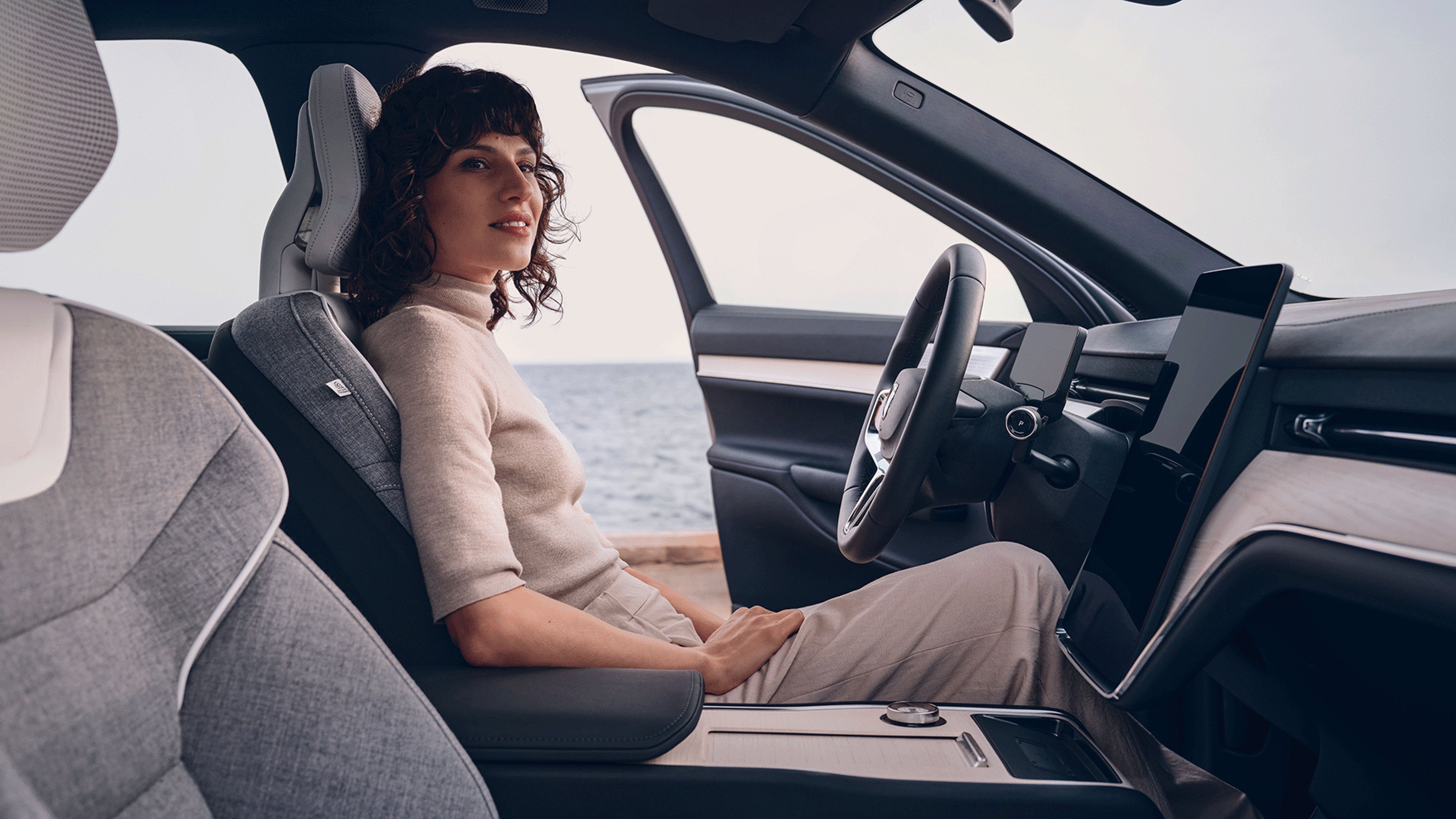 Eine Frau sitzt in einem Volvo EX90.