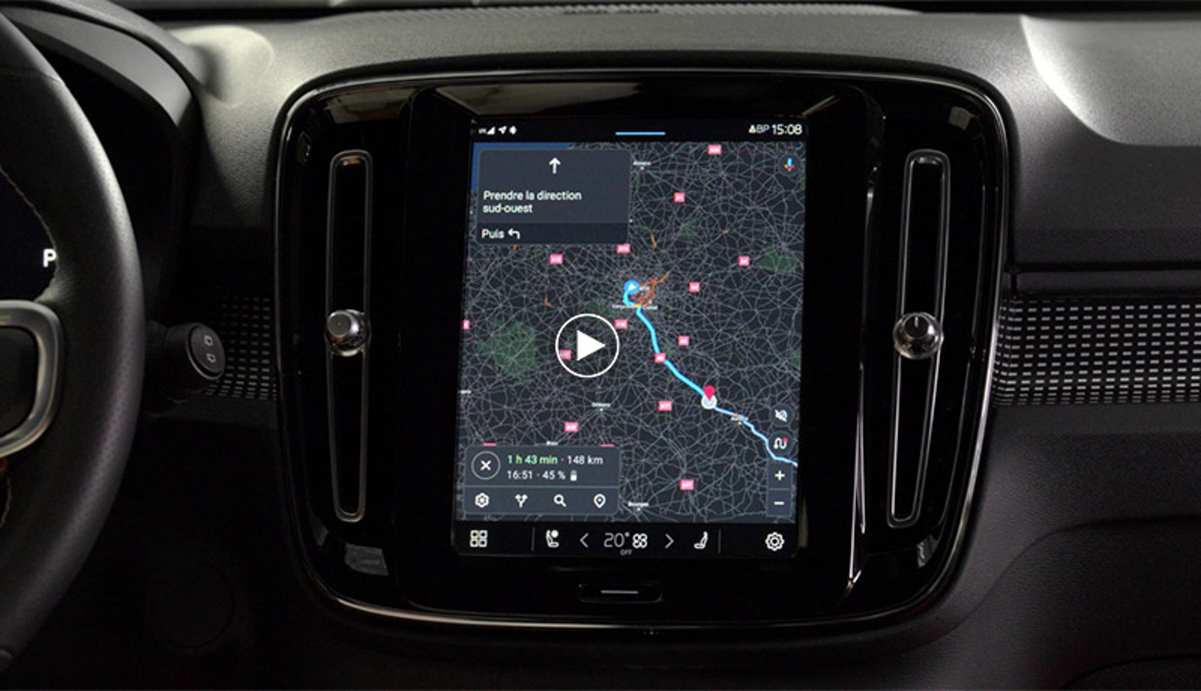 Écran tactile d'un véhicule Volvo affichant un itinéraire Google Maps détaillé avec durée, distance et niveau de batterie estimé