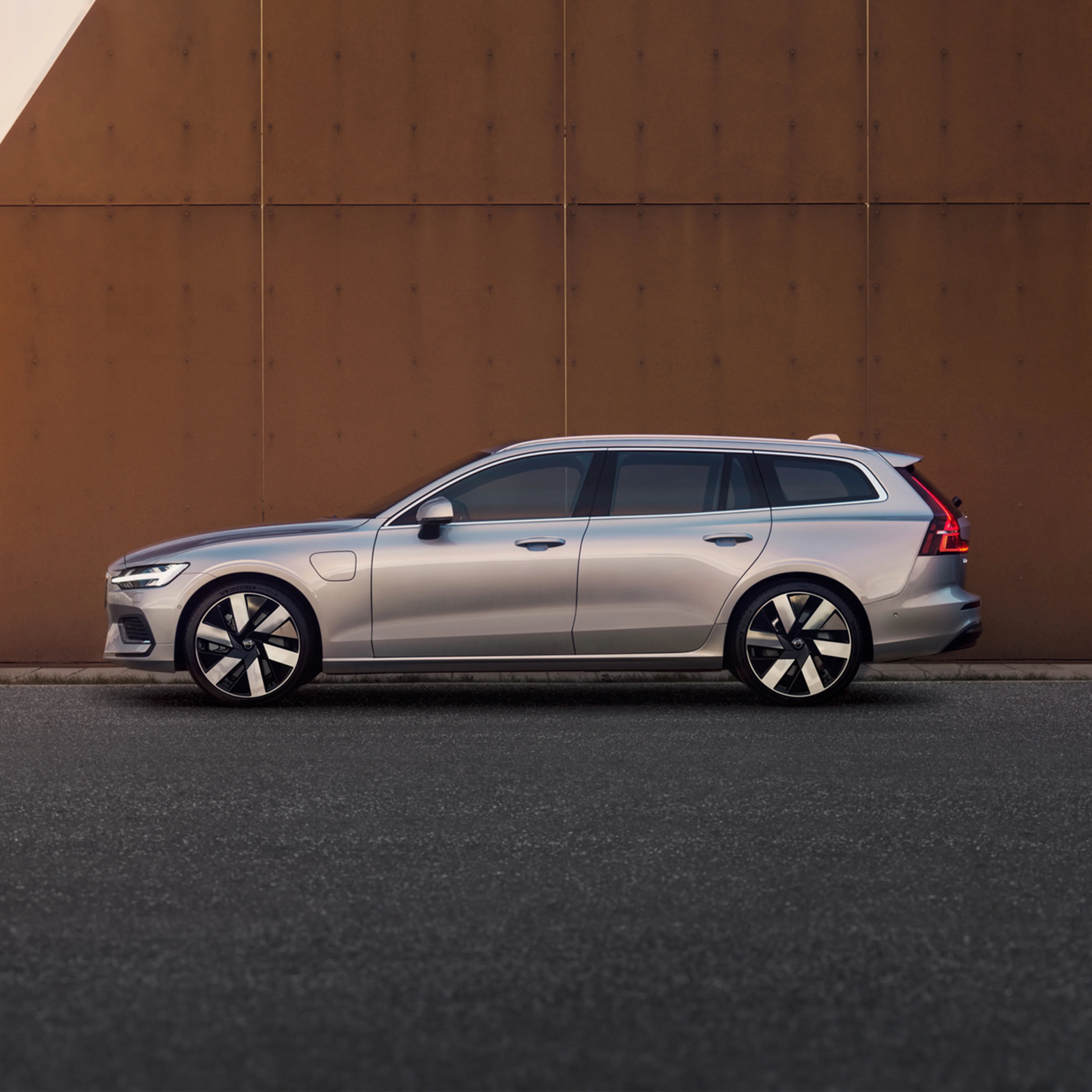 Dawn Silver -värinen Volvo V60 lataushybridi.