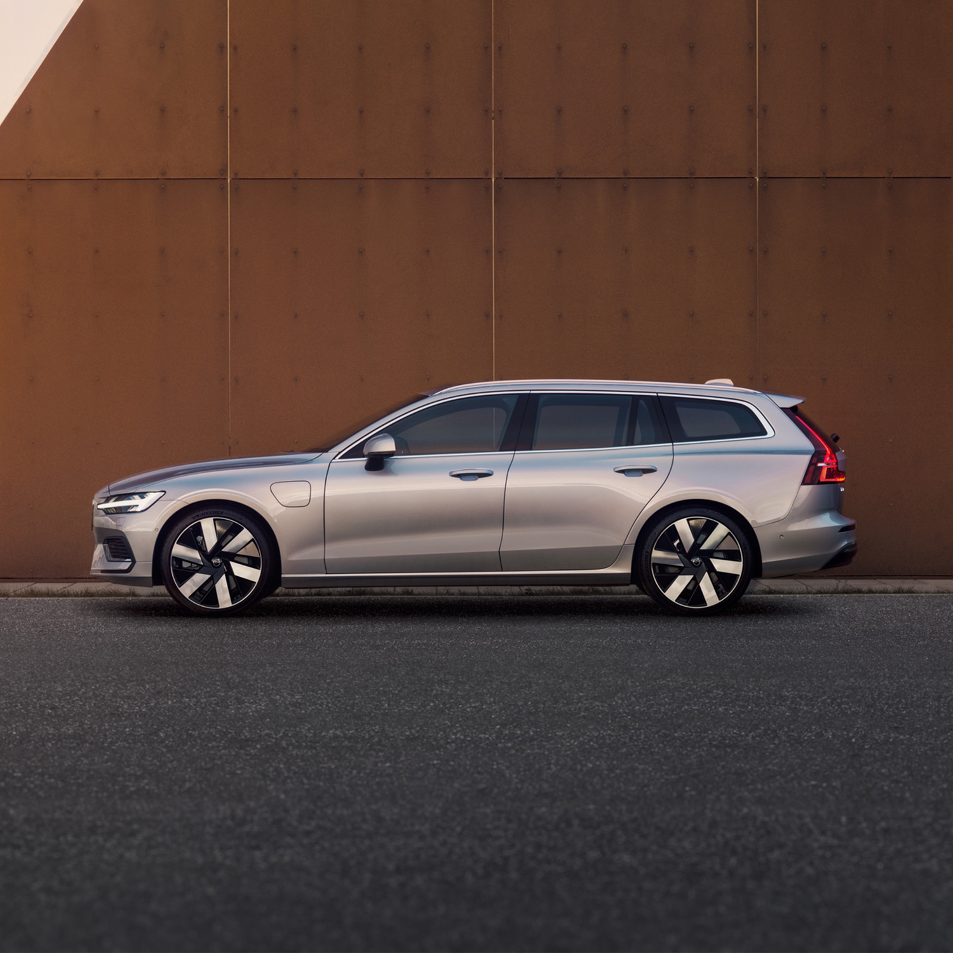 Dawn Silver -värinen Volvo V60 lataushybridi.