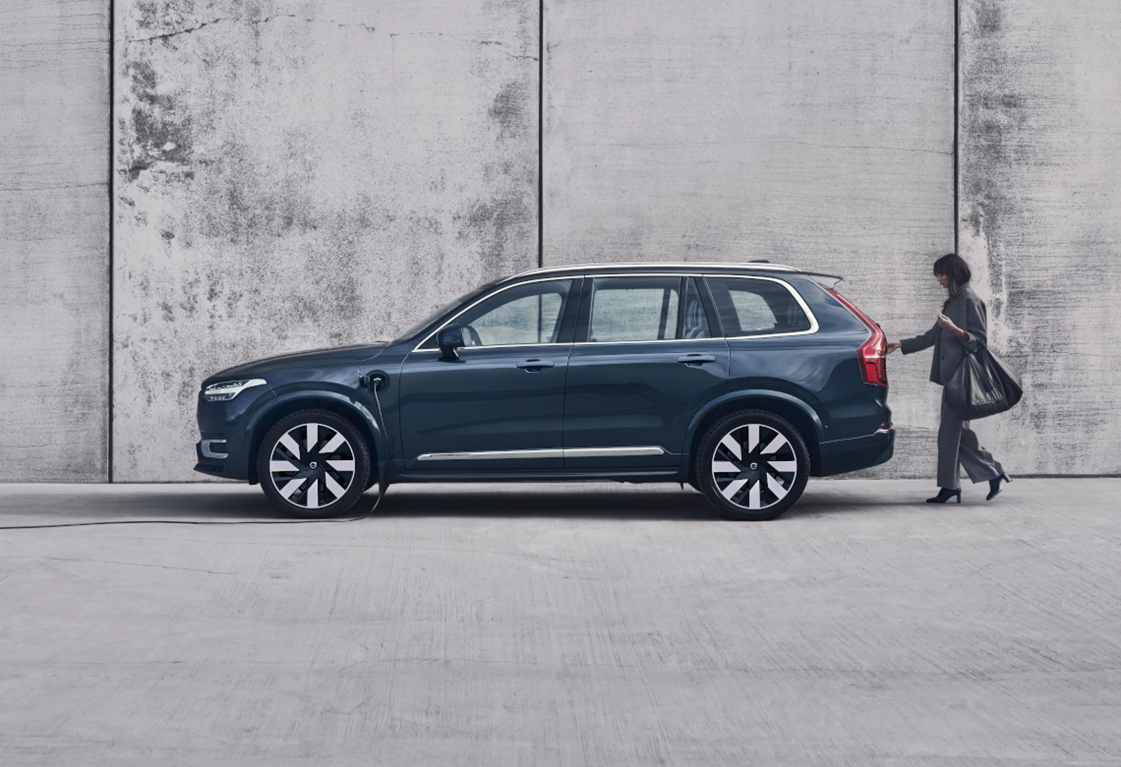 Volvo XC90 mit Frau an der Kofferraumöffnung