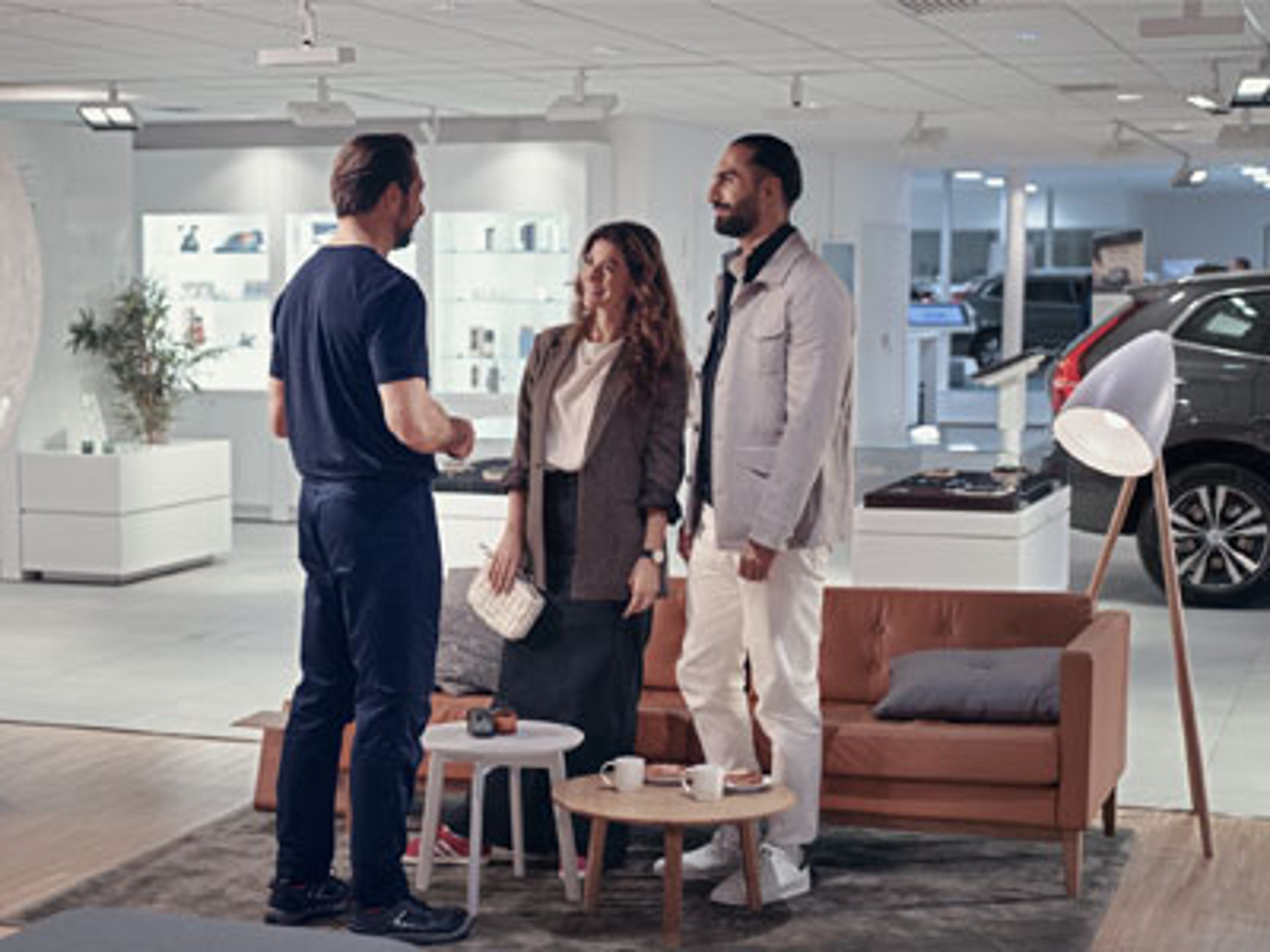 ett par hilser på en forhandler