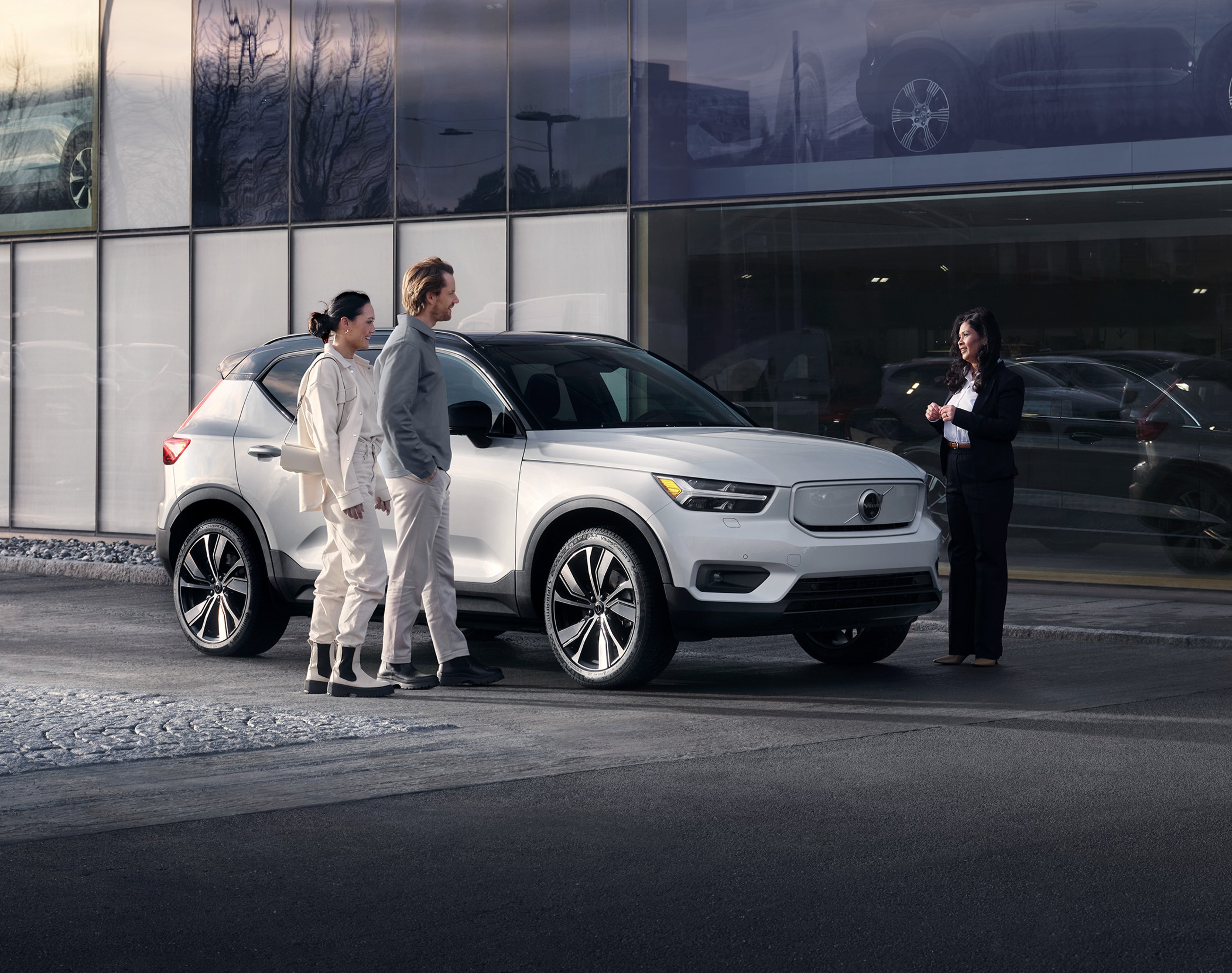 Volvo Customer Promises - 3 people looking at a car
