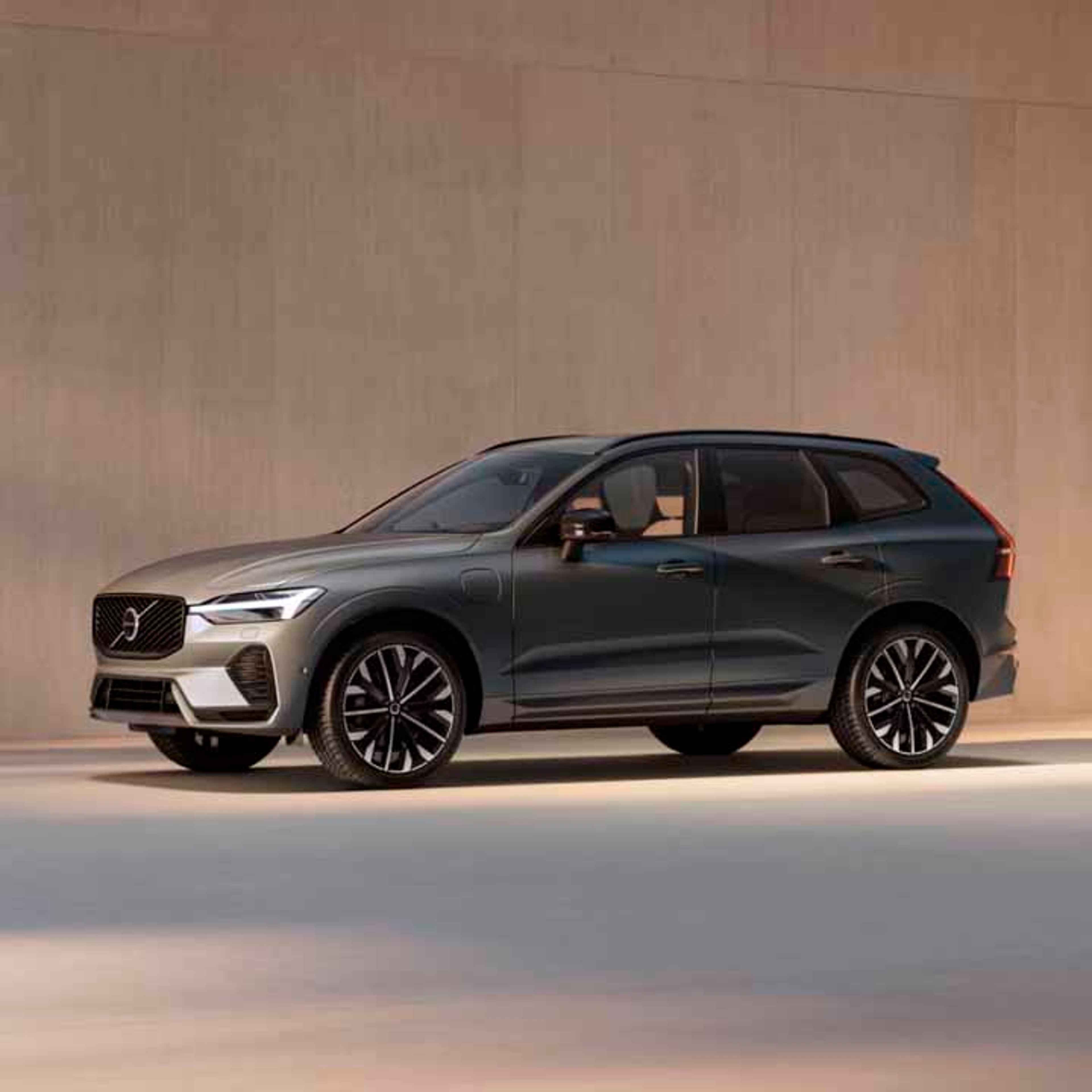 Volvo XC60 híbrido enchufable vista lateral frontal destacando sus líneas poderosas de SUV