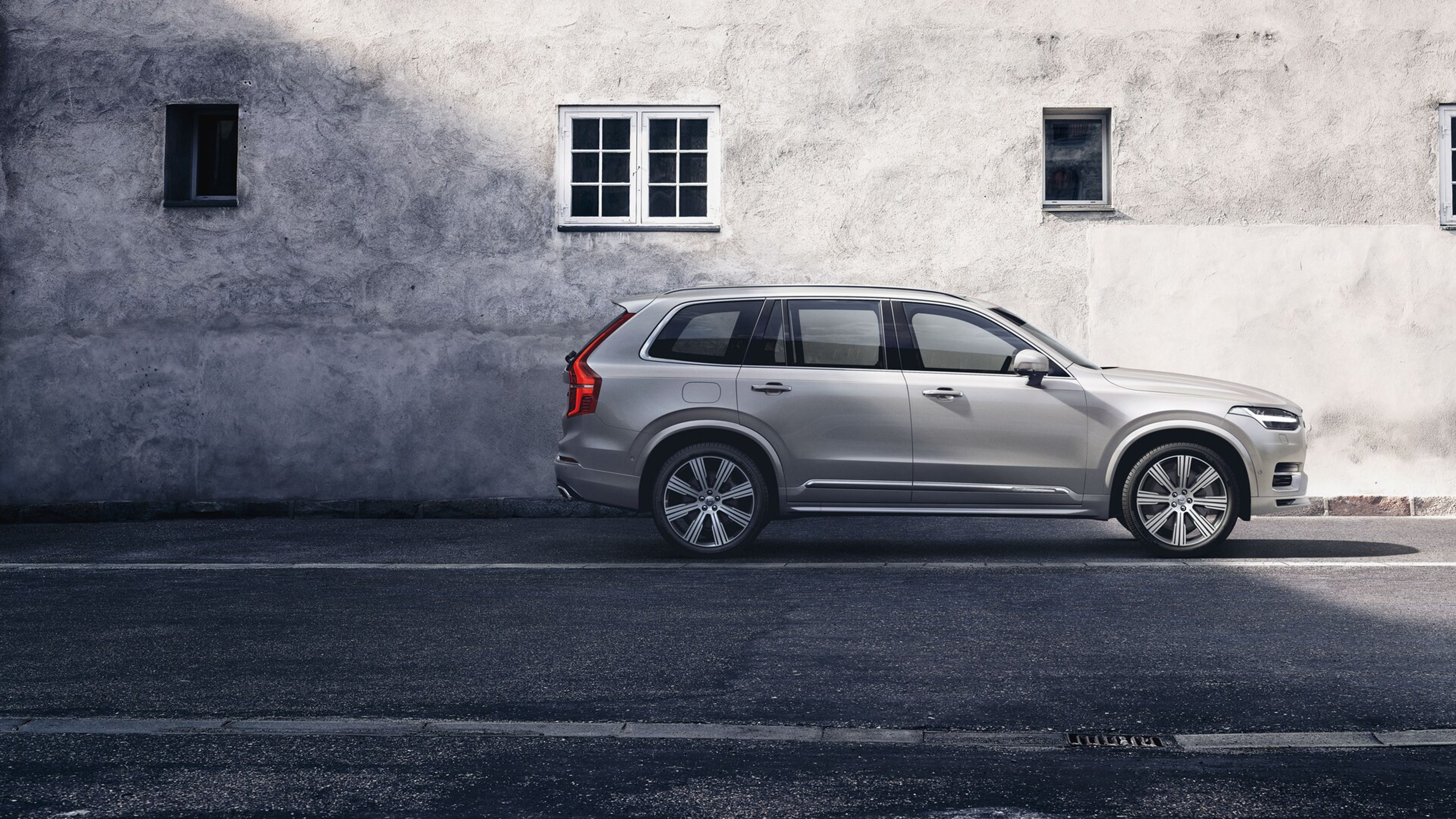 Egy Volvo XC60 egy szürke fal előtt