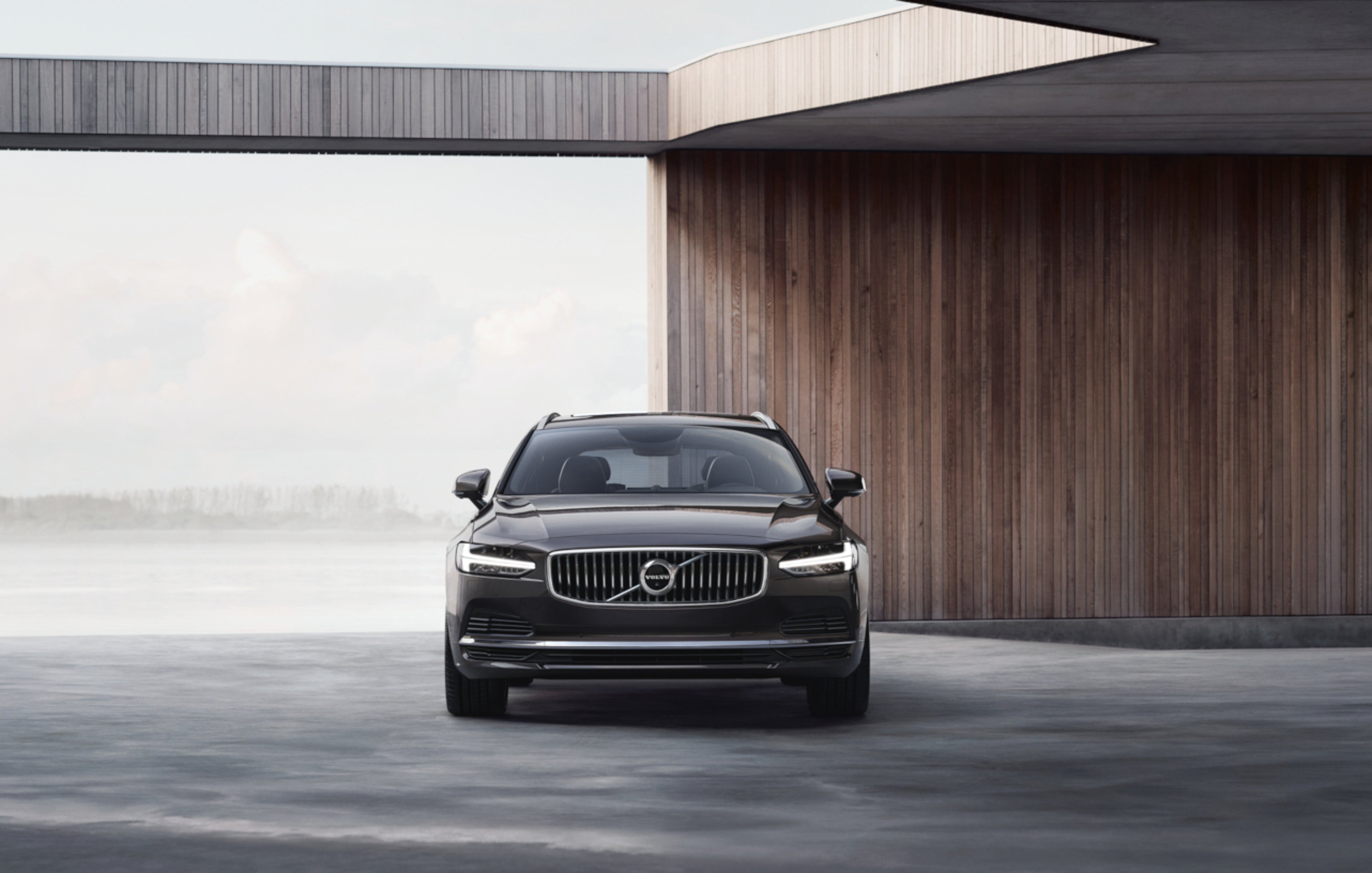 Volvo V90 steht in einem futuristischen Gebäude - Frontschuss
