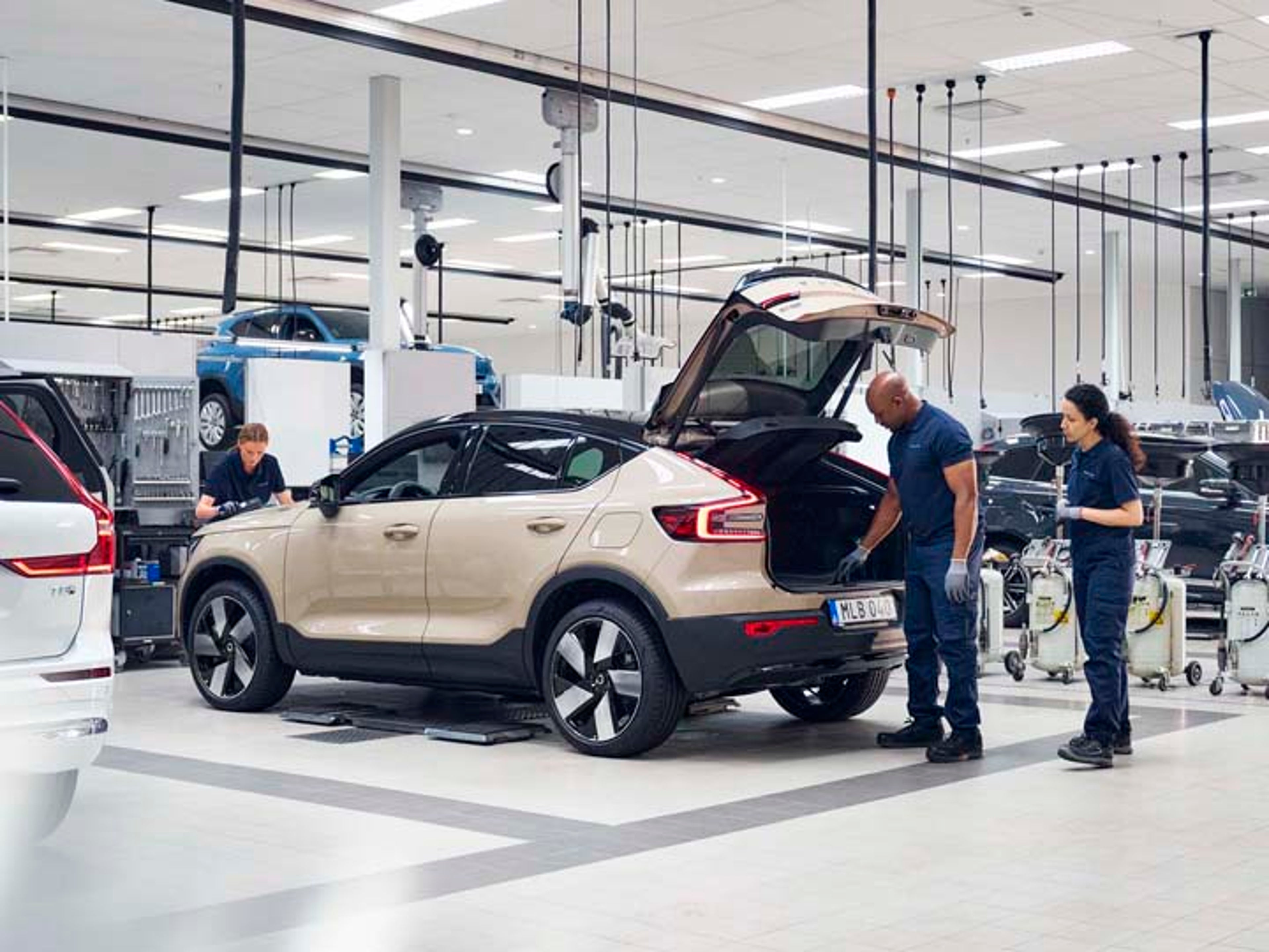 Un servicio oficial Volvo con operarios y mecánicos revisando vehículos Volvo
