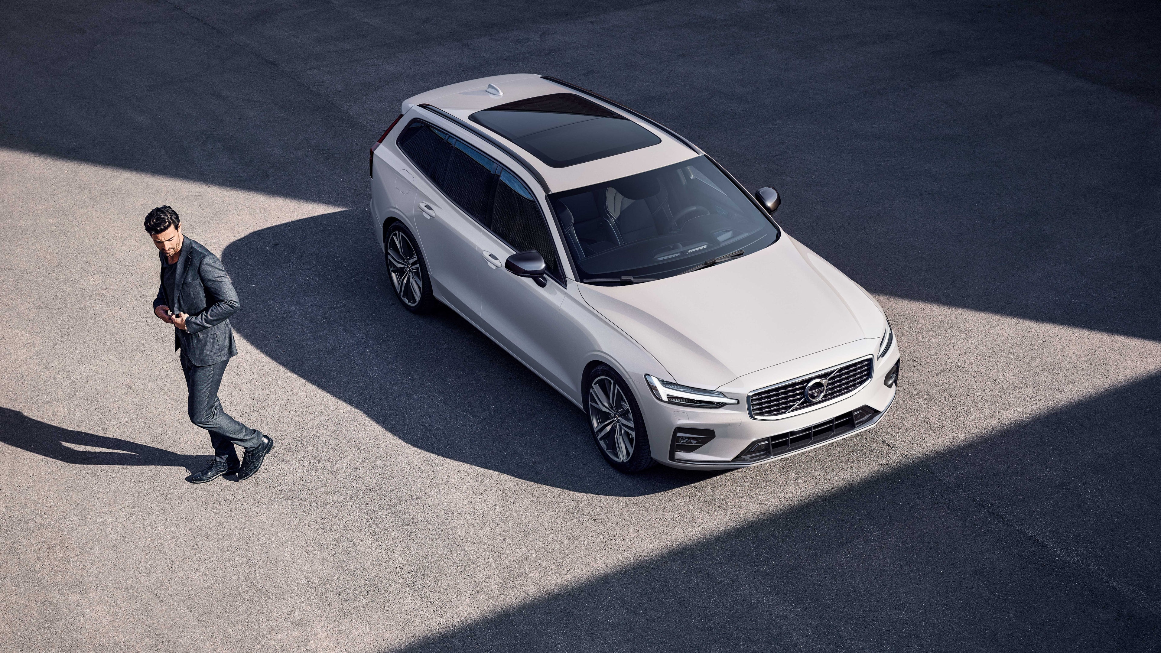 Homme s'éloignant d'une Volvo