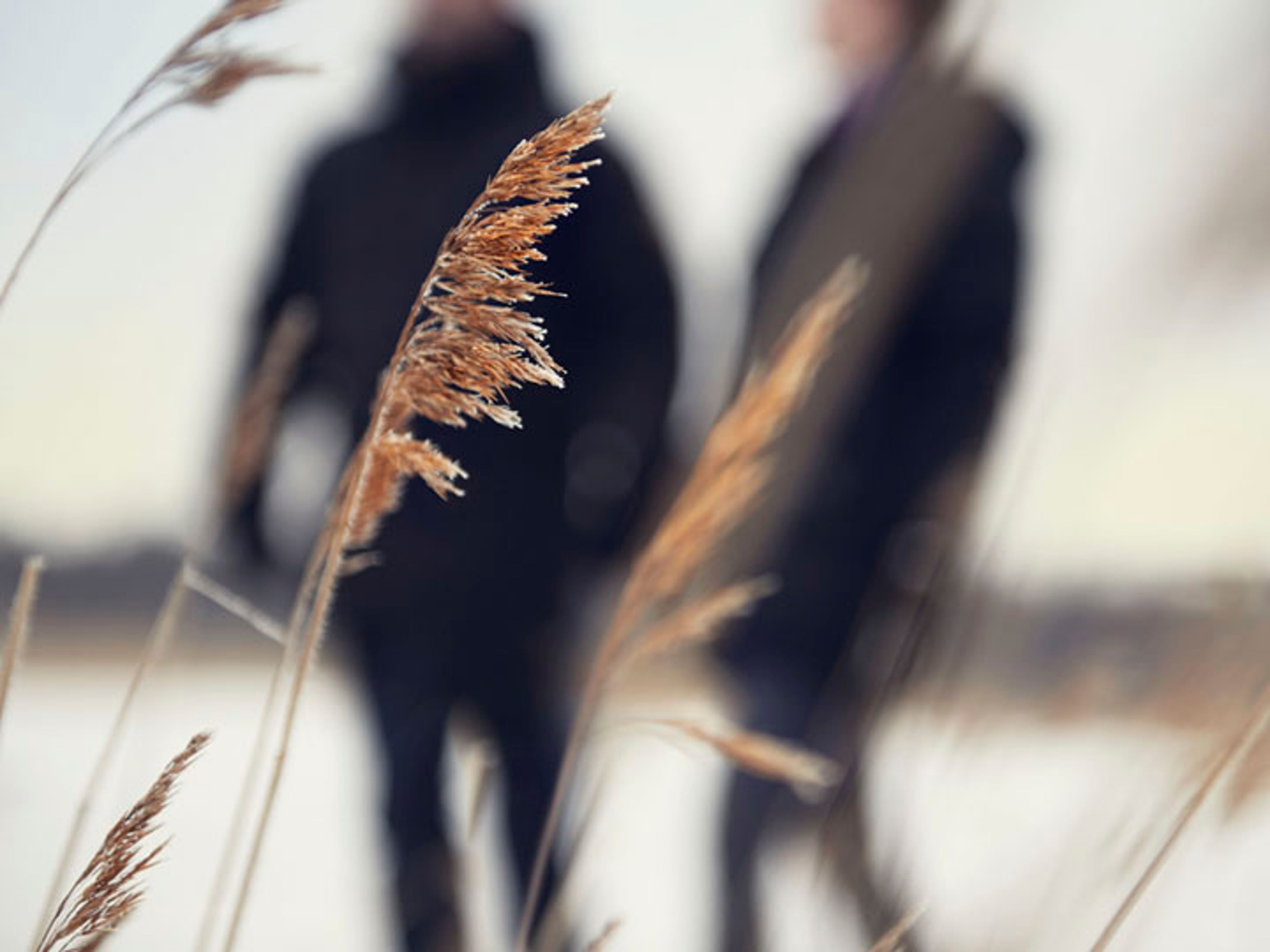 Foto difuminada con dos personas al fondo