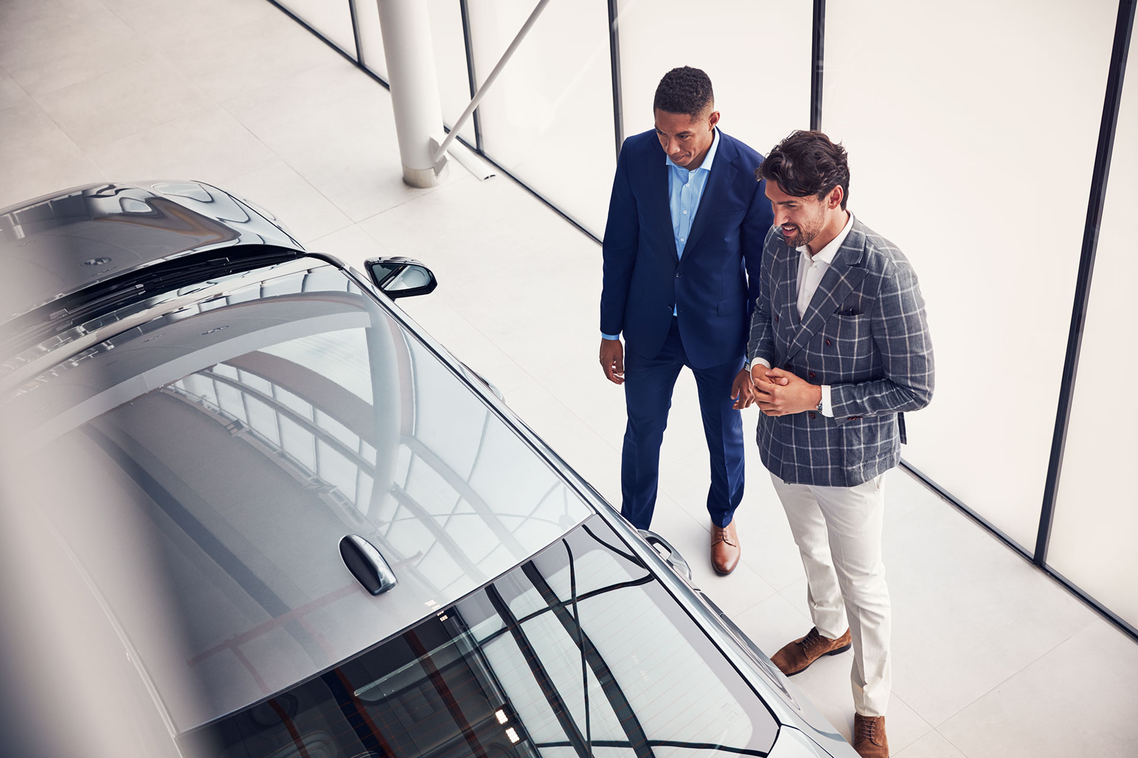 Discuție între managerul Volvo și client