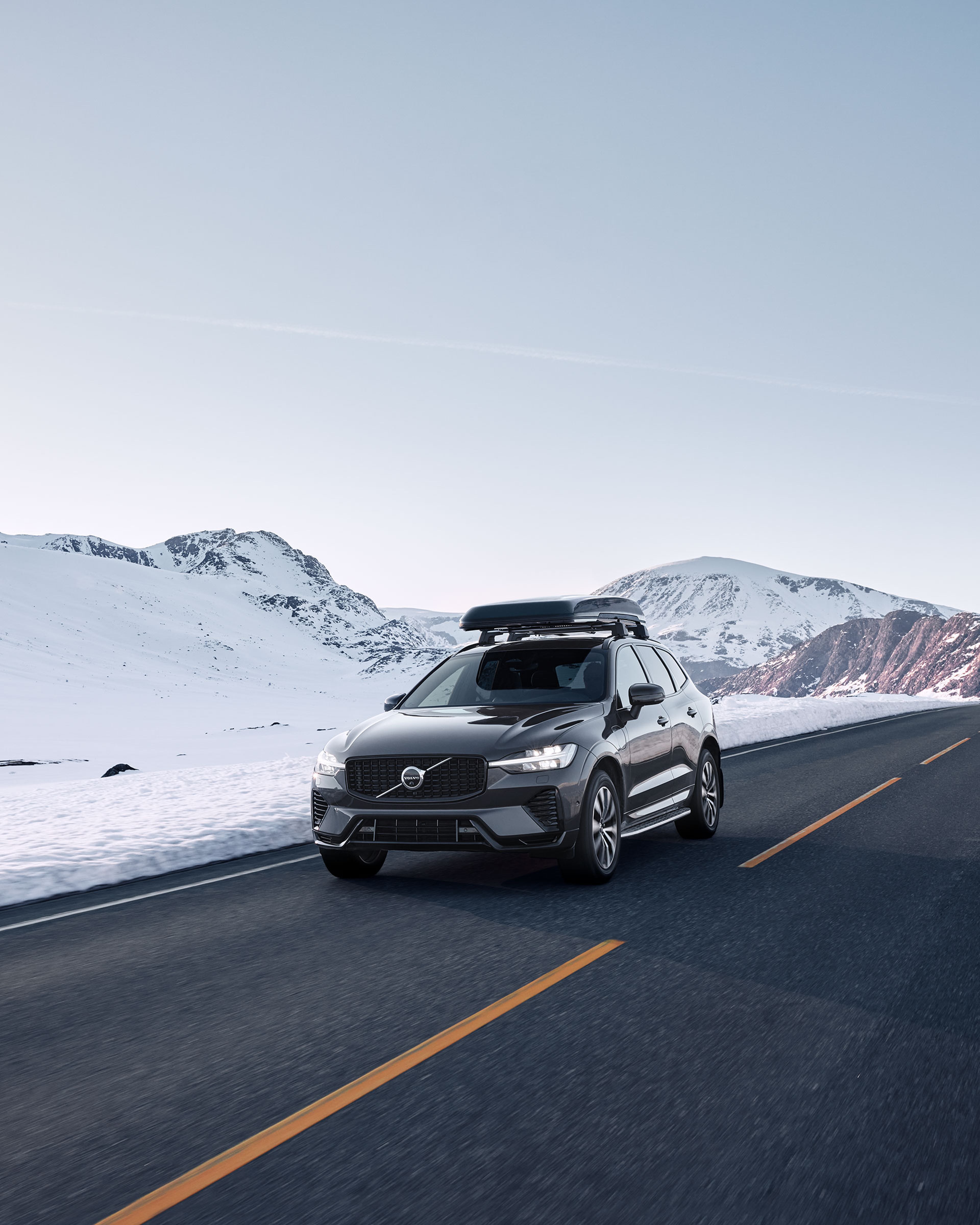 Volvo vu de 3/4 entouré de neige