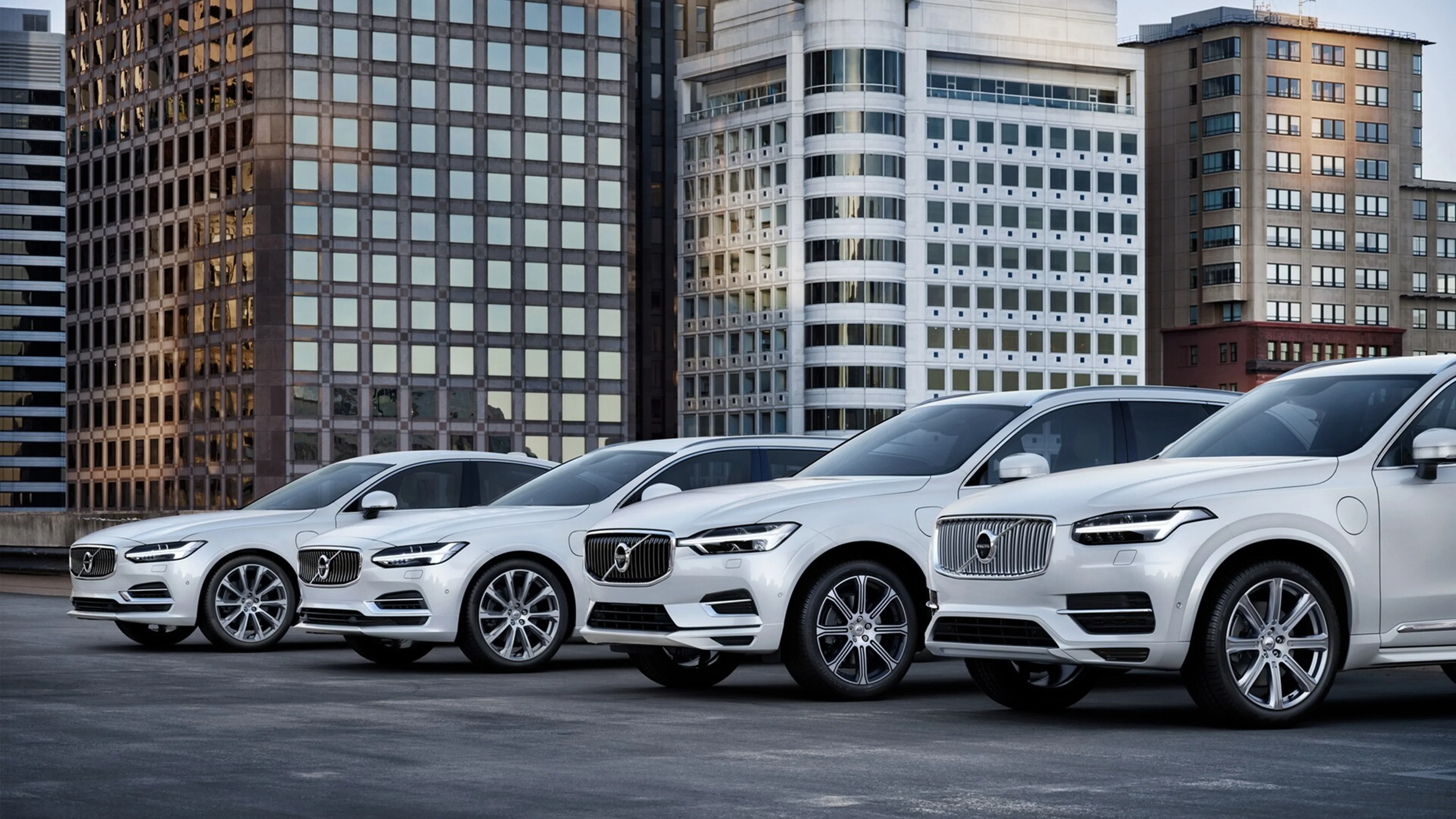 Fehér Volvo modellek parkolnak egy ház tetején