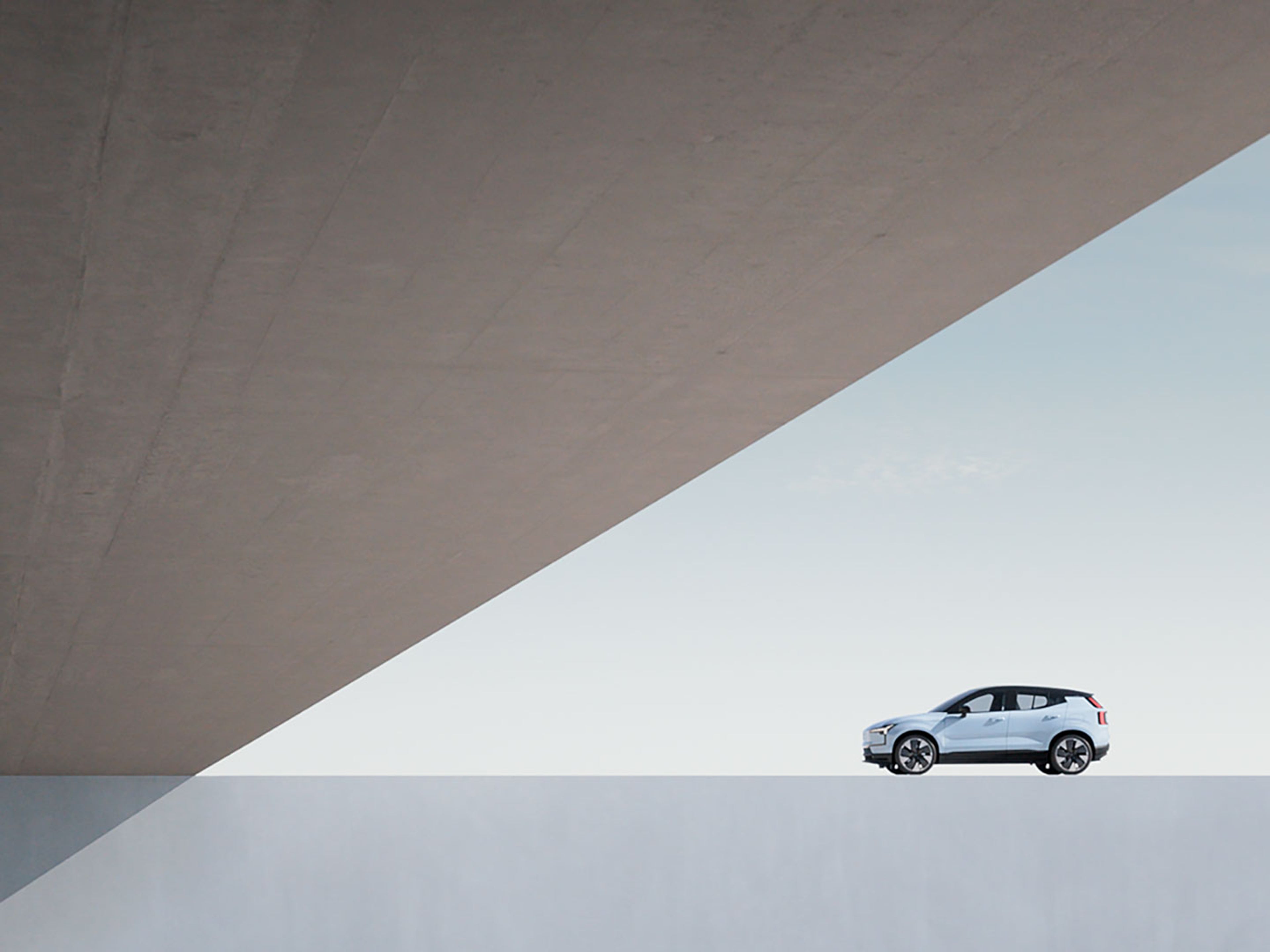 En bil fra Volvo ses i frøperspektiv fra siden på et animeret platou.