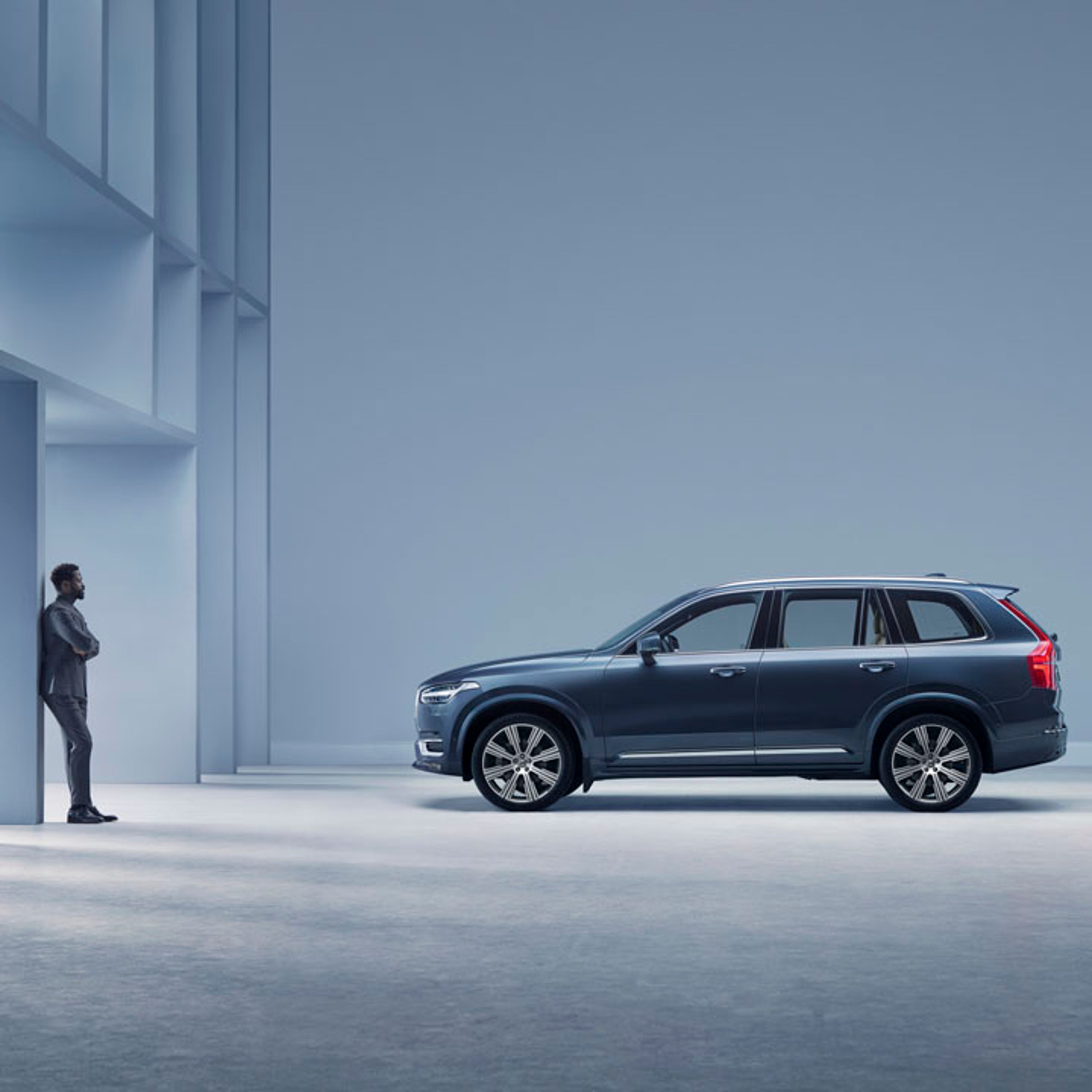 Volvo XC90 y un hombre mirando de frente