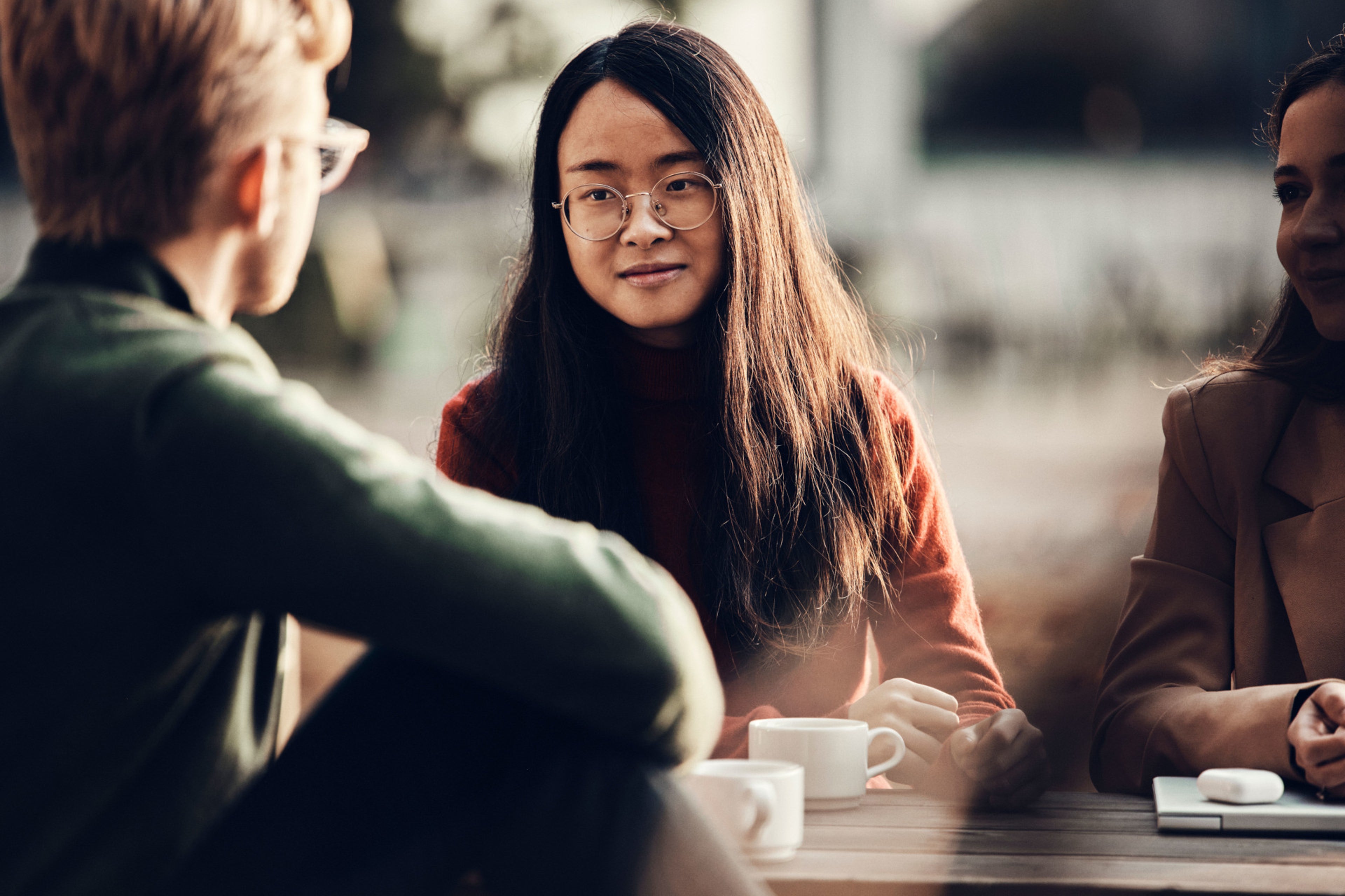 Menschen unterhalten sich bei Kaffee