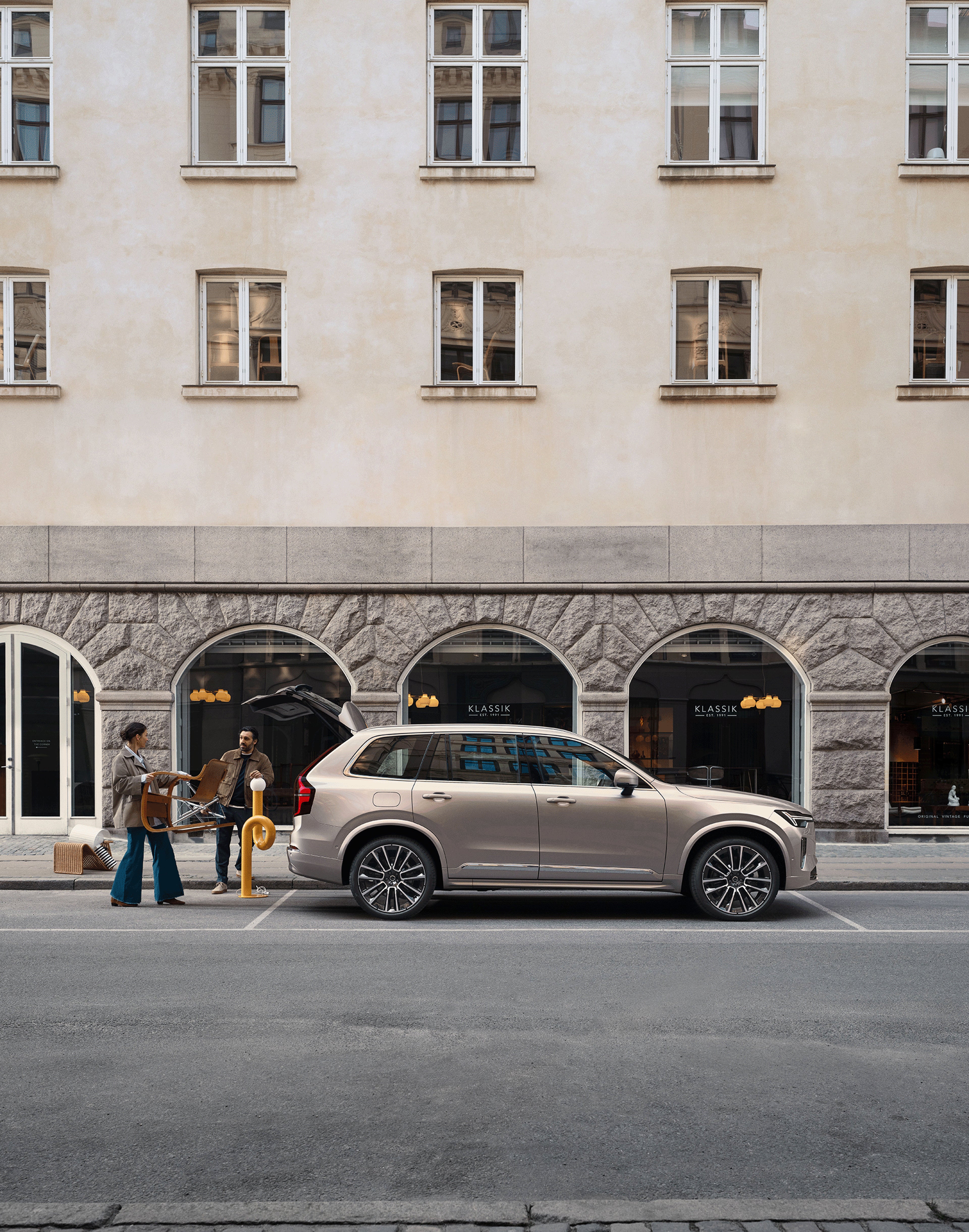 Zwei Personen beladen einen Volvo XC60