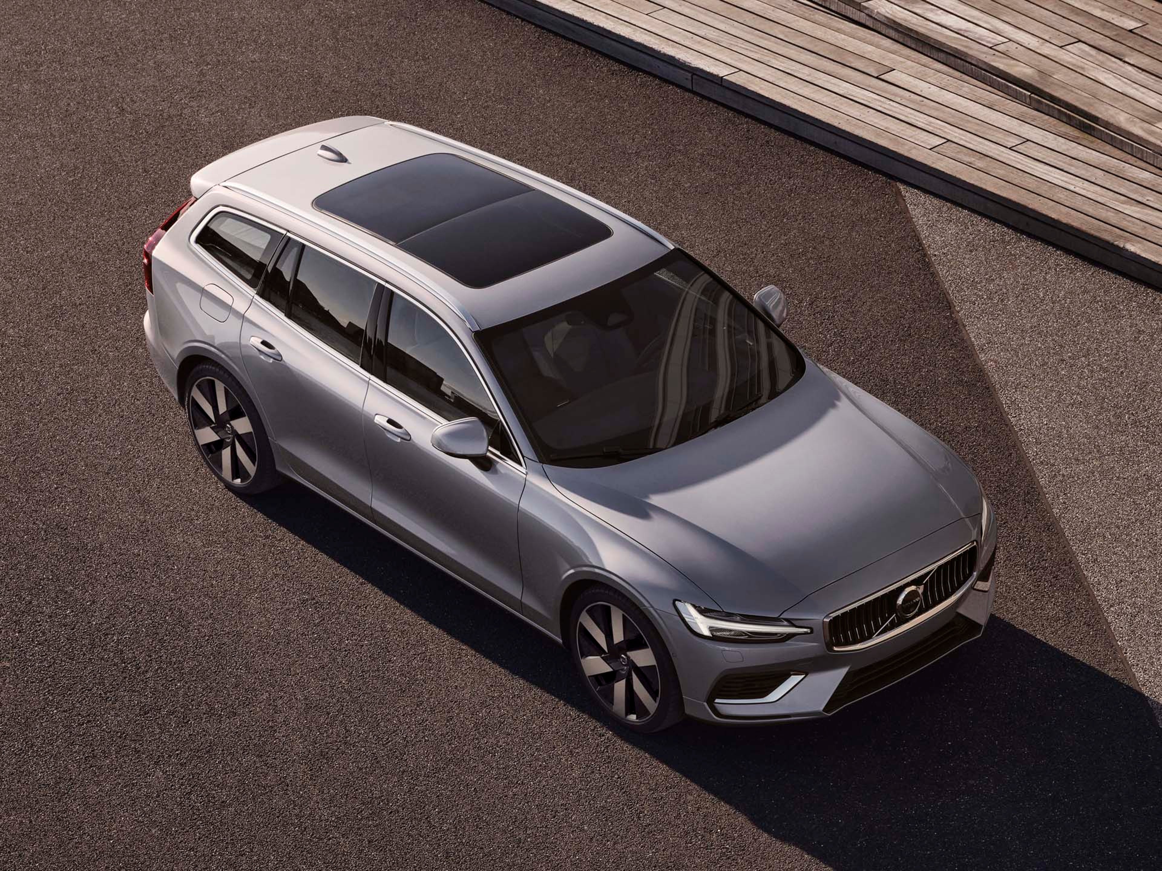 Volvo V60 híbrido enchufable vehículo familiar vista aérea destacando su techo panorámico