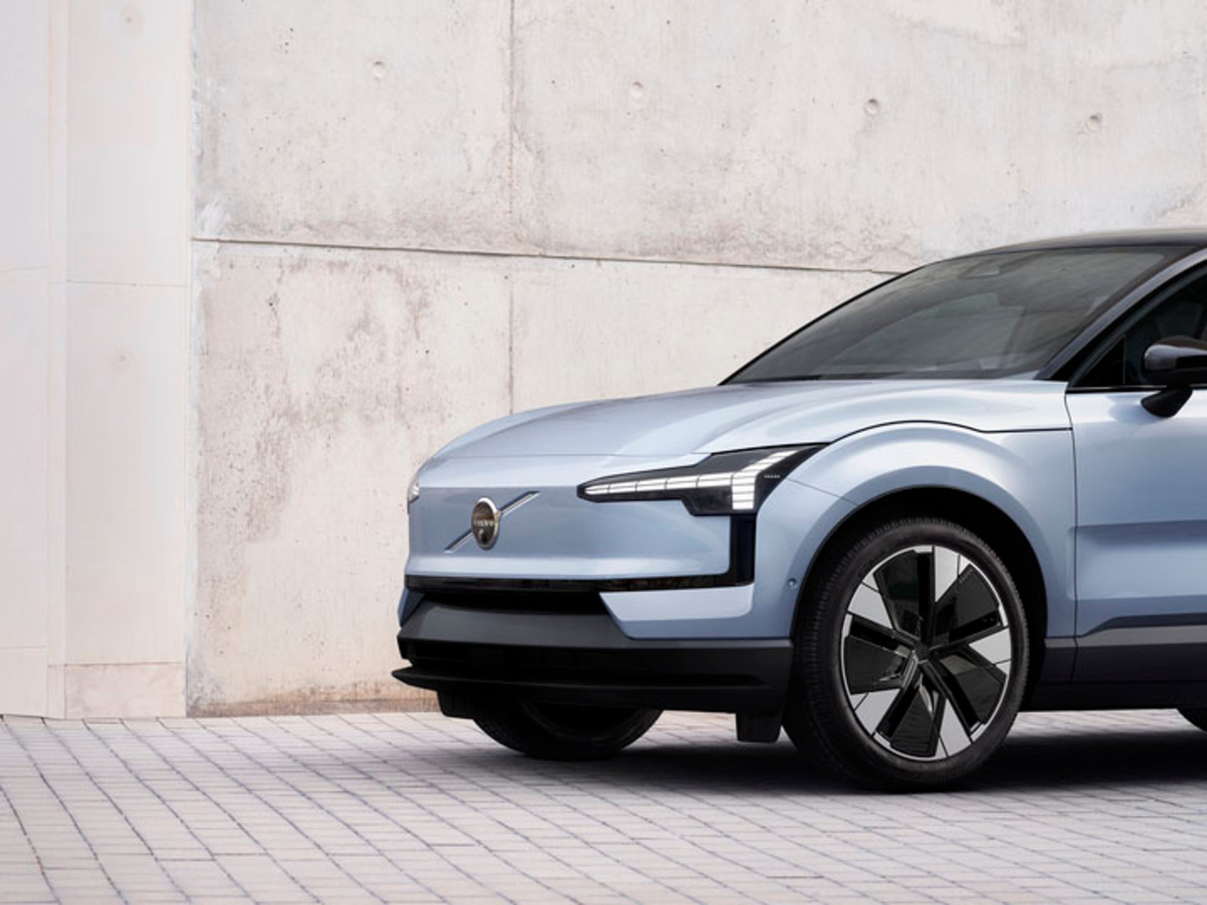 Mecánico Volvo revisando un neumático
