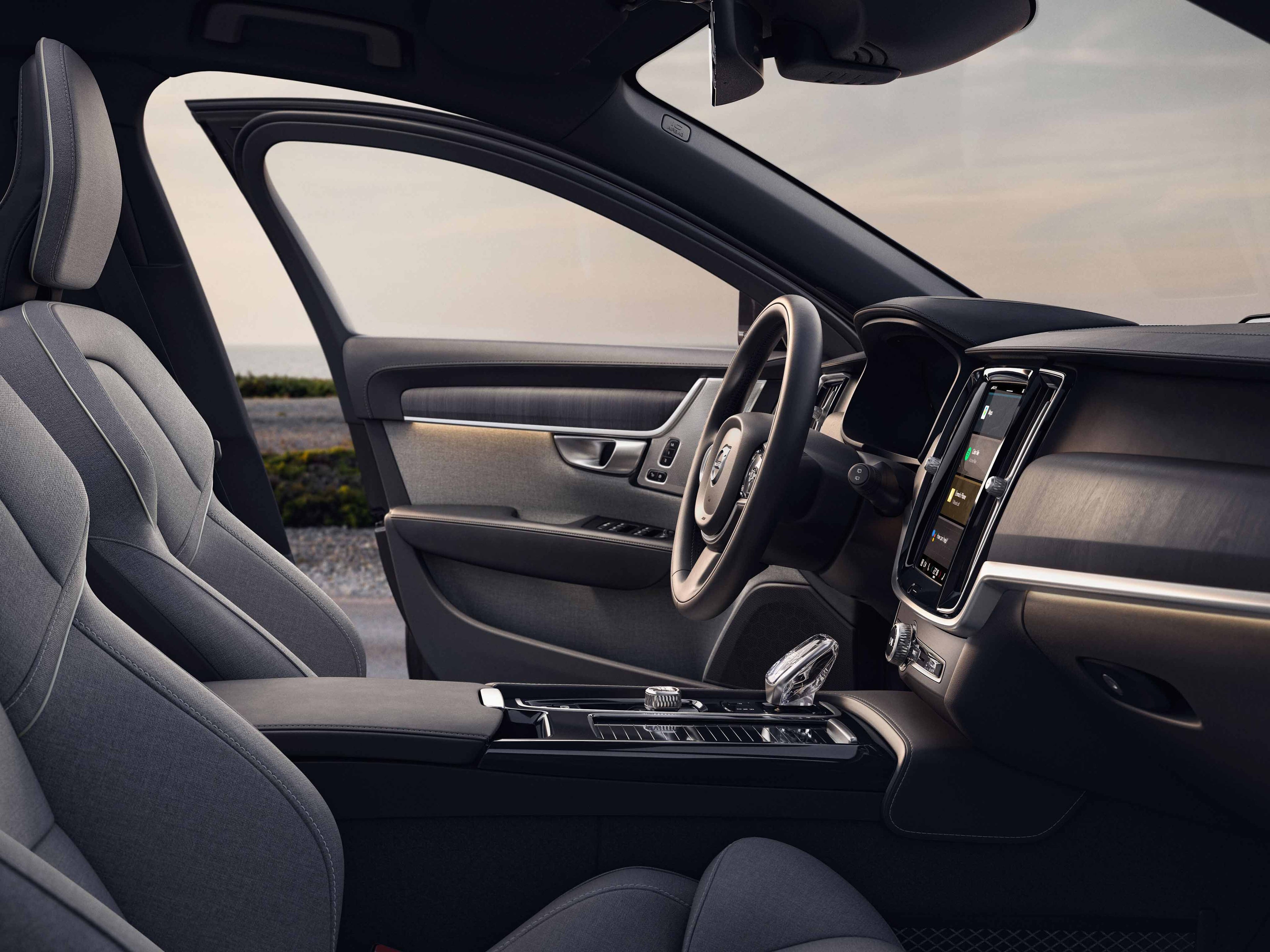 Näkymä Volvo V90 lataushybridiauton matkustamon etuosasta.