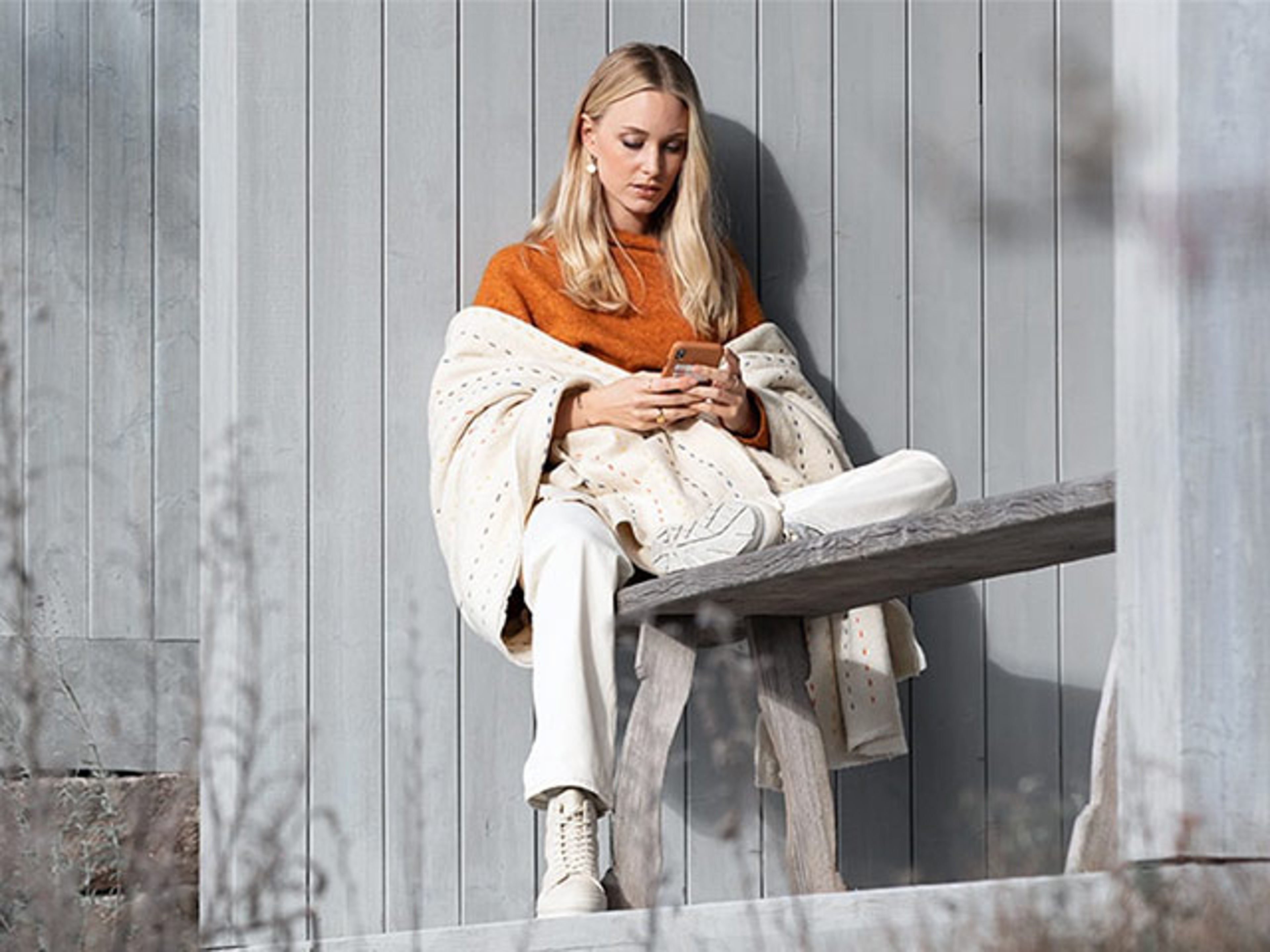 Kvinna med mobiltelefon