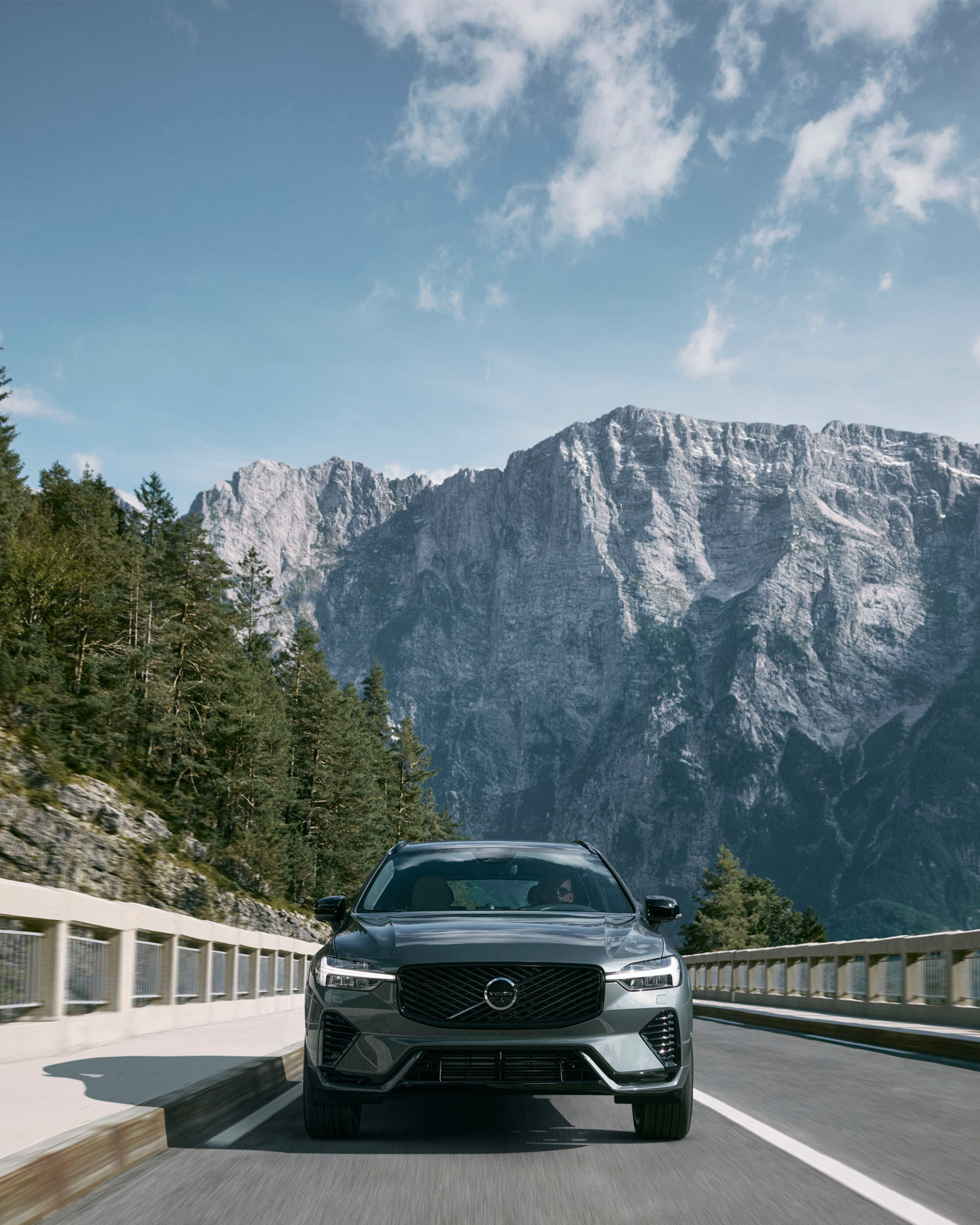 Volvo XC60 parte frontal por una carretera entre montañas