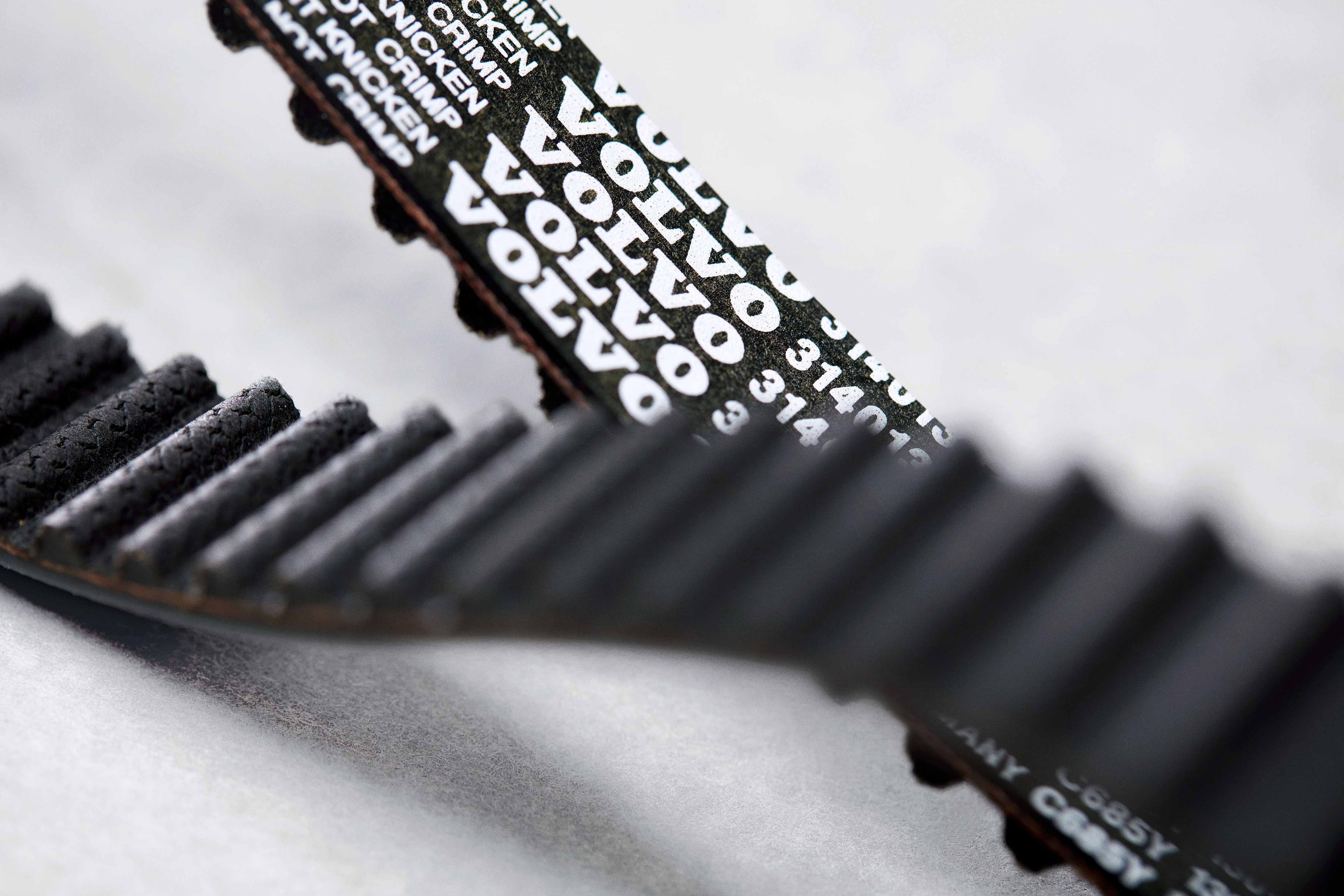 Lähikuva Volvo Alkuperäinen varaosa jakohihnasta.